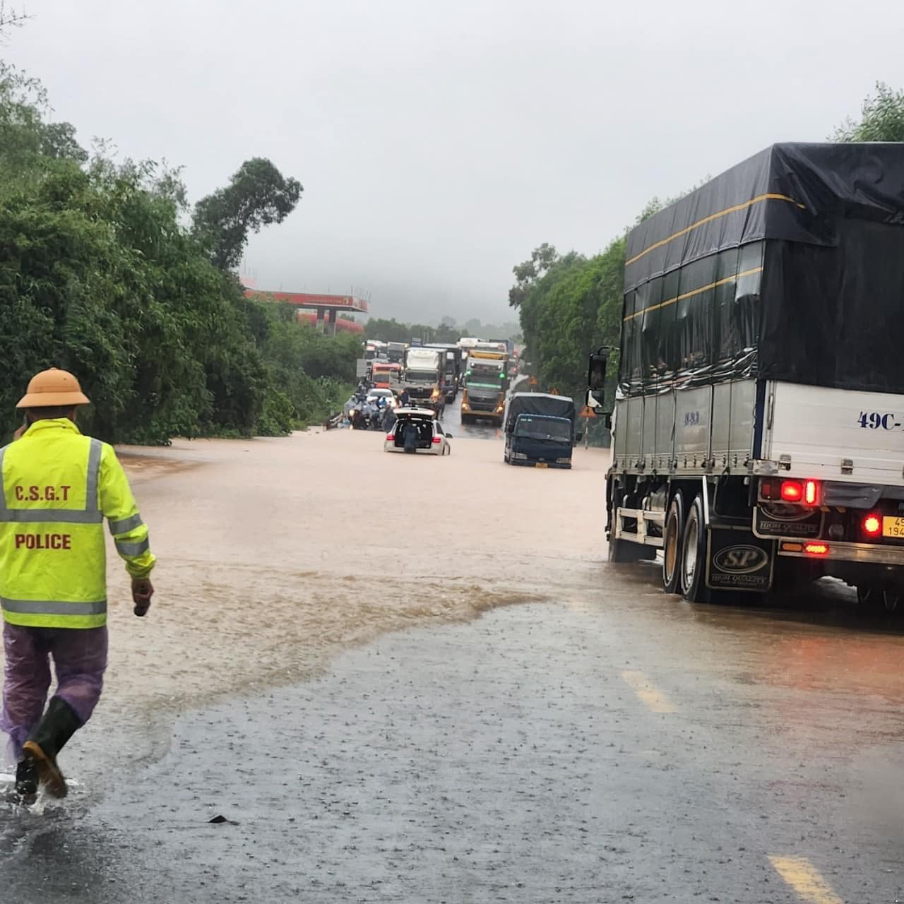Nhiều đoạn đường tại Thừa Thiên Huế bị ngập khiến phương tiện giao thông gặp khó khăn khi di chuyển