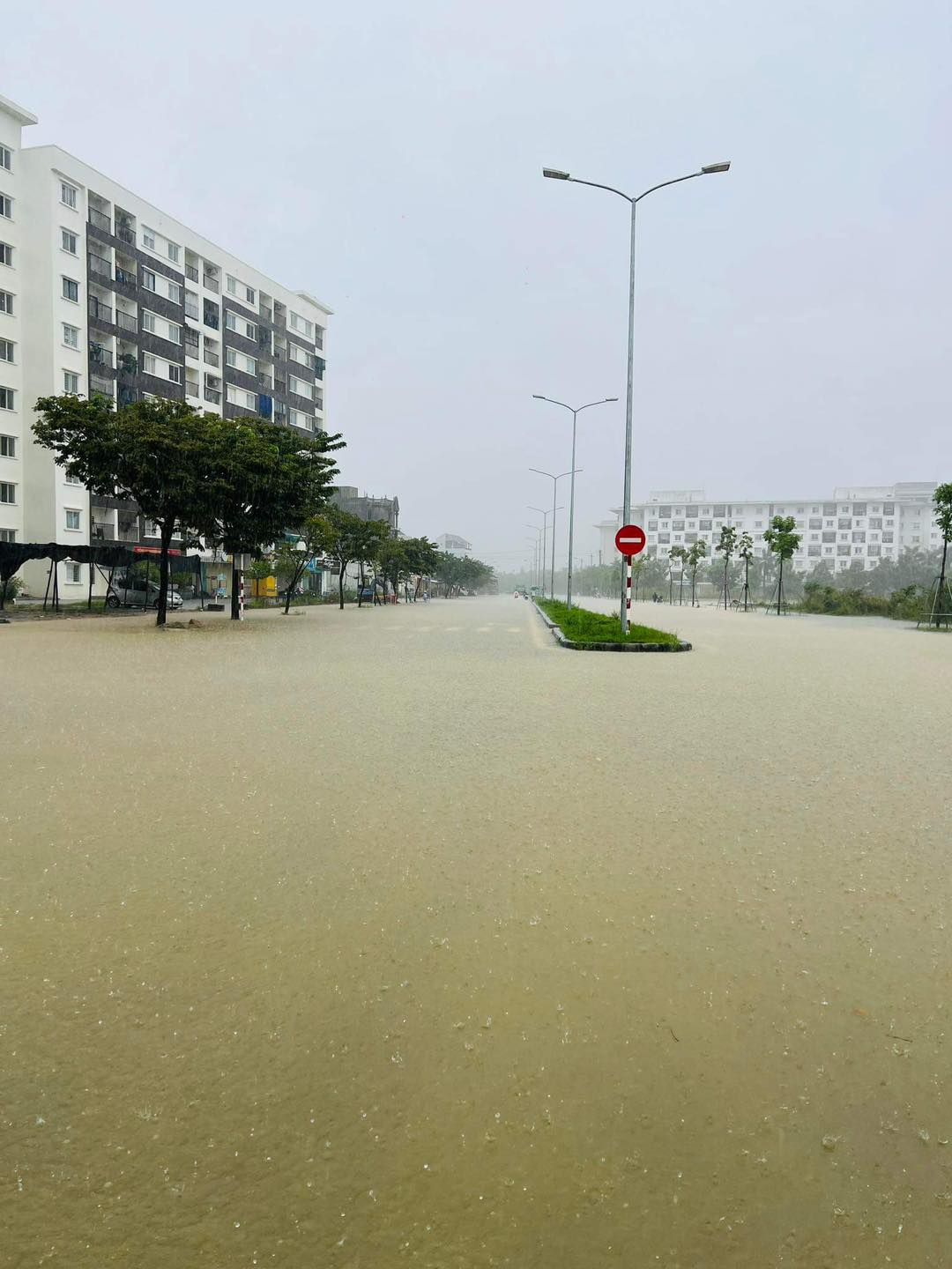 Nhiều  tuyến đường bị ngập sâu trong nước