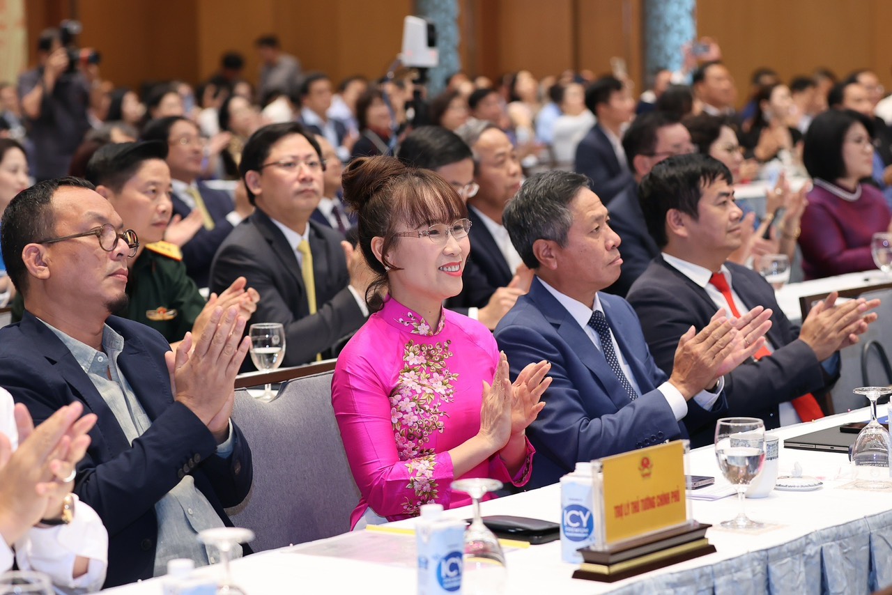“… cộng đồng doanh nhân cùng nỗ lực vì một Việt Nam hùng cường”, bà Nguyễn Thị Phương Thảo.