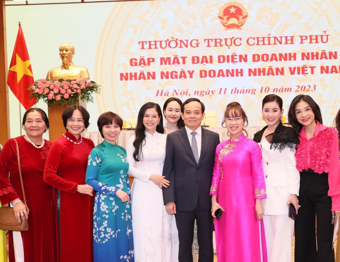 Phó Thủ tướng Trần Lưu Quang ân cần thăm hỏi các nữ doanh nhân.