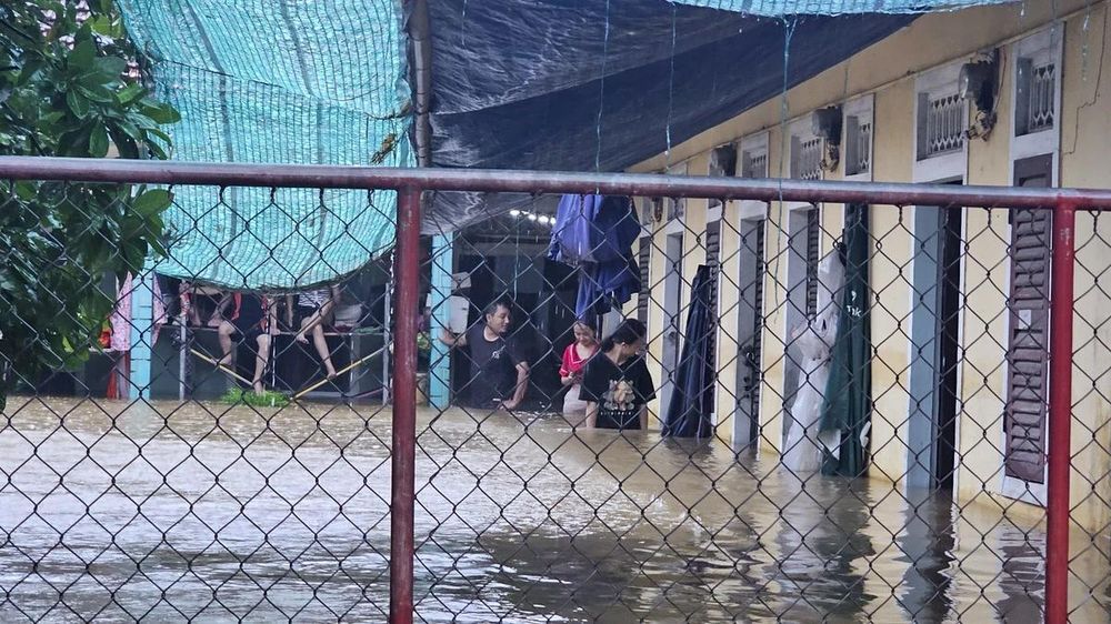 Khu trọ của sinh vi&ecirc;n tại đường Nguyễn Hữu Cảnh ngập trong biển nước