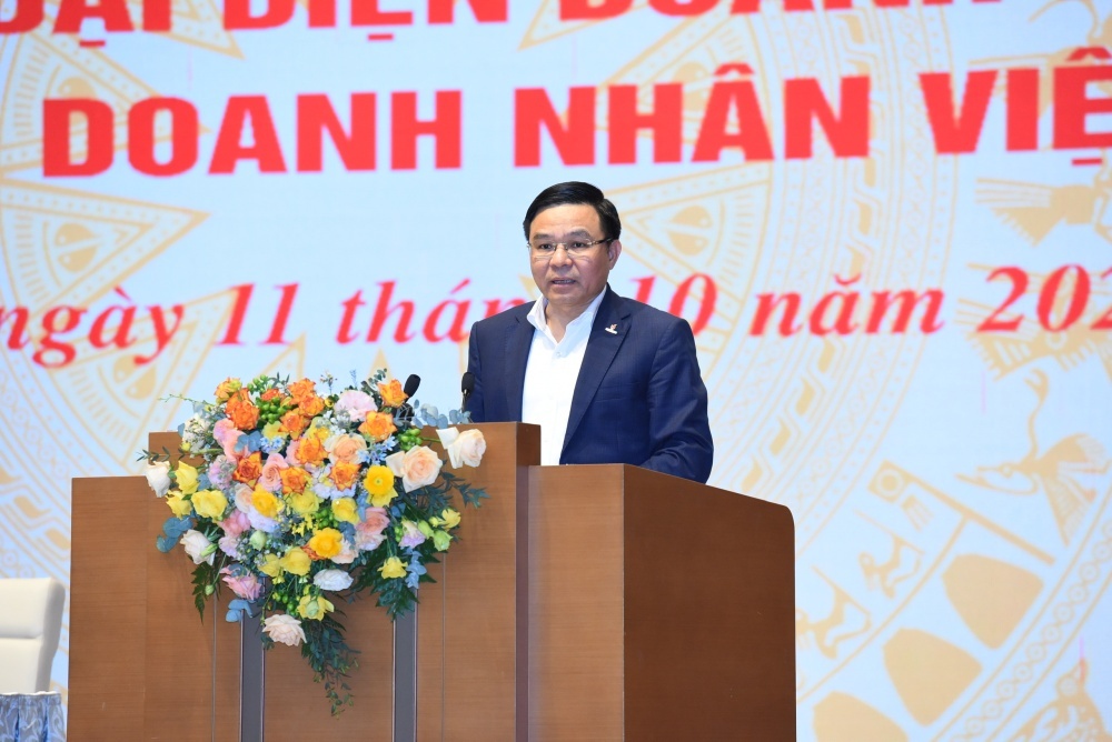 Tổng giám đốc Petrovietnam Lê Mạnh Hùng trình bày tham luận tại buổi gặp mặt.