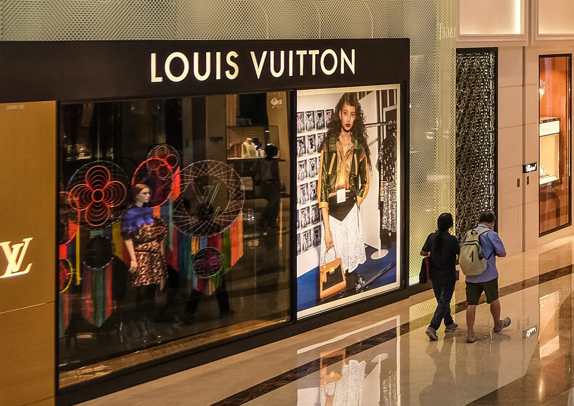 Tăng trưởng doanh số bán hàng của LVMH đã chậm lại trong quý 3 khi người mua sắm hạn chế chi tiêu cho thời trang và túi xách đắt tiền.