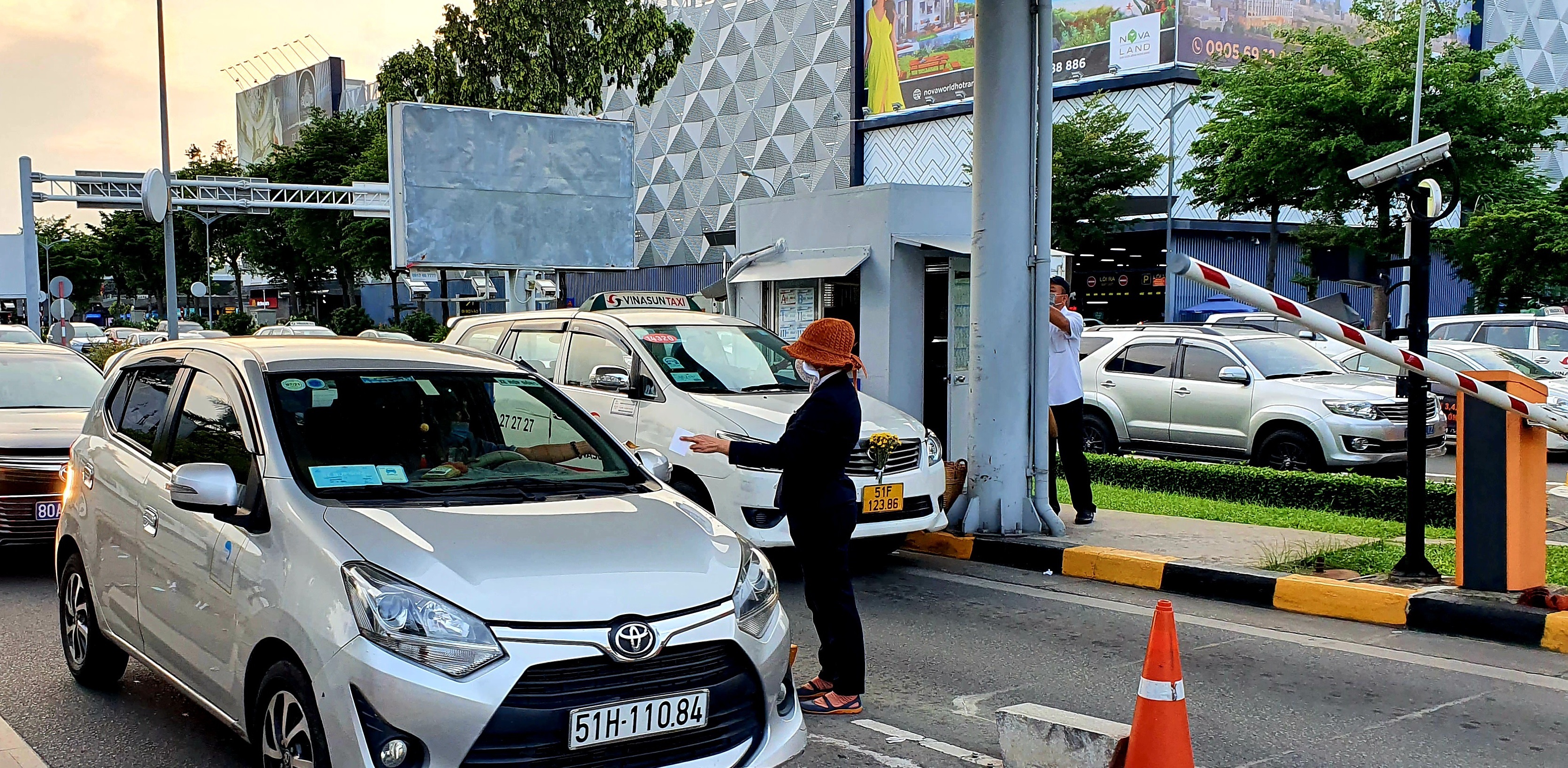 Trung bình 1 ngày có khoảng 16.000 - 20.000 lượt phương tiện qua hai trạm thu phí sân bay lớn nhất cả nước.