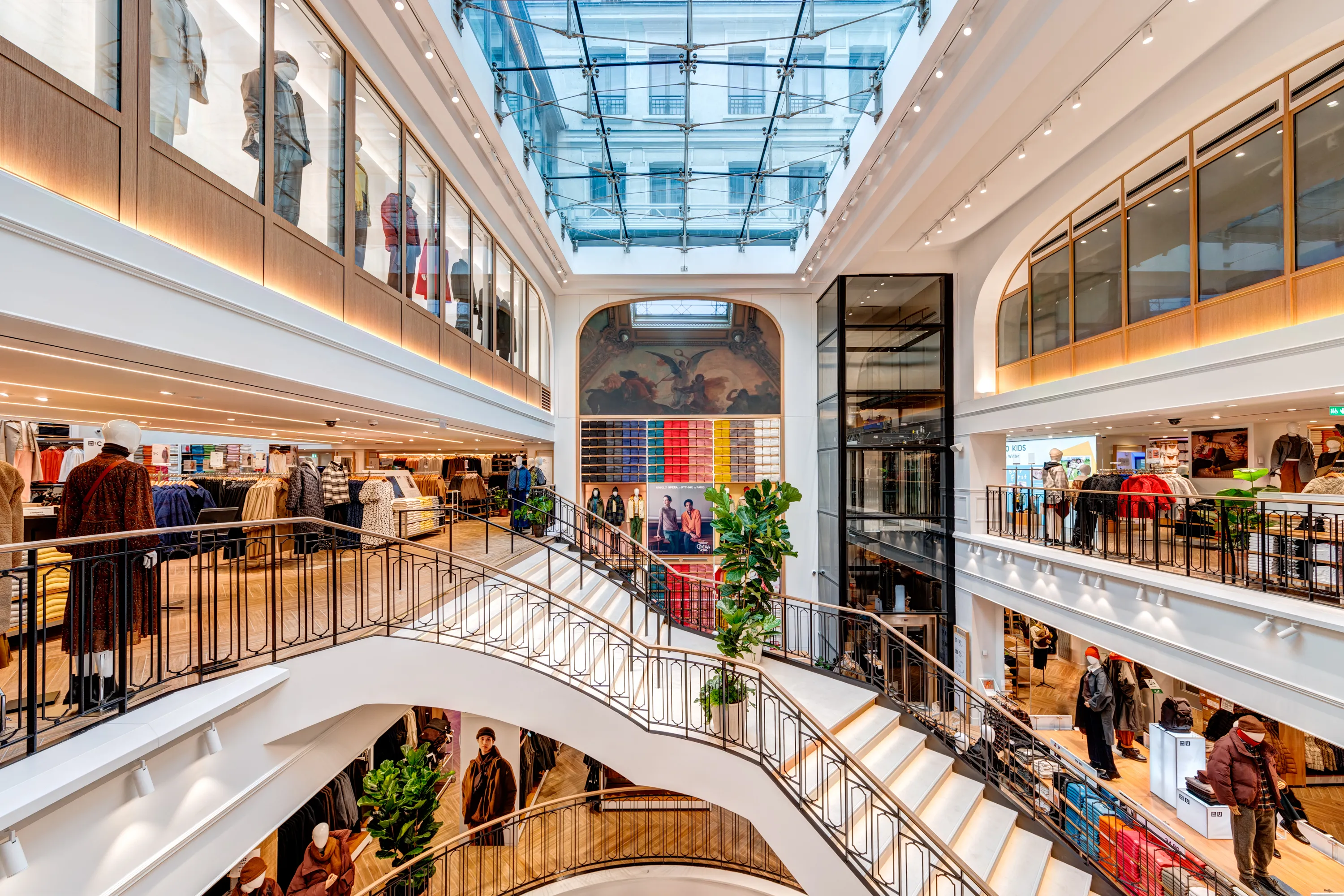 Fast Retailing cũng đã tăng cường tập trung vào các thị trường ở Bắc Mỹ và châu Âu. Trong ảnh là cửa hàng Uniqlo tại trung tâm mua sắm Opera City, Paris.