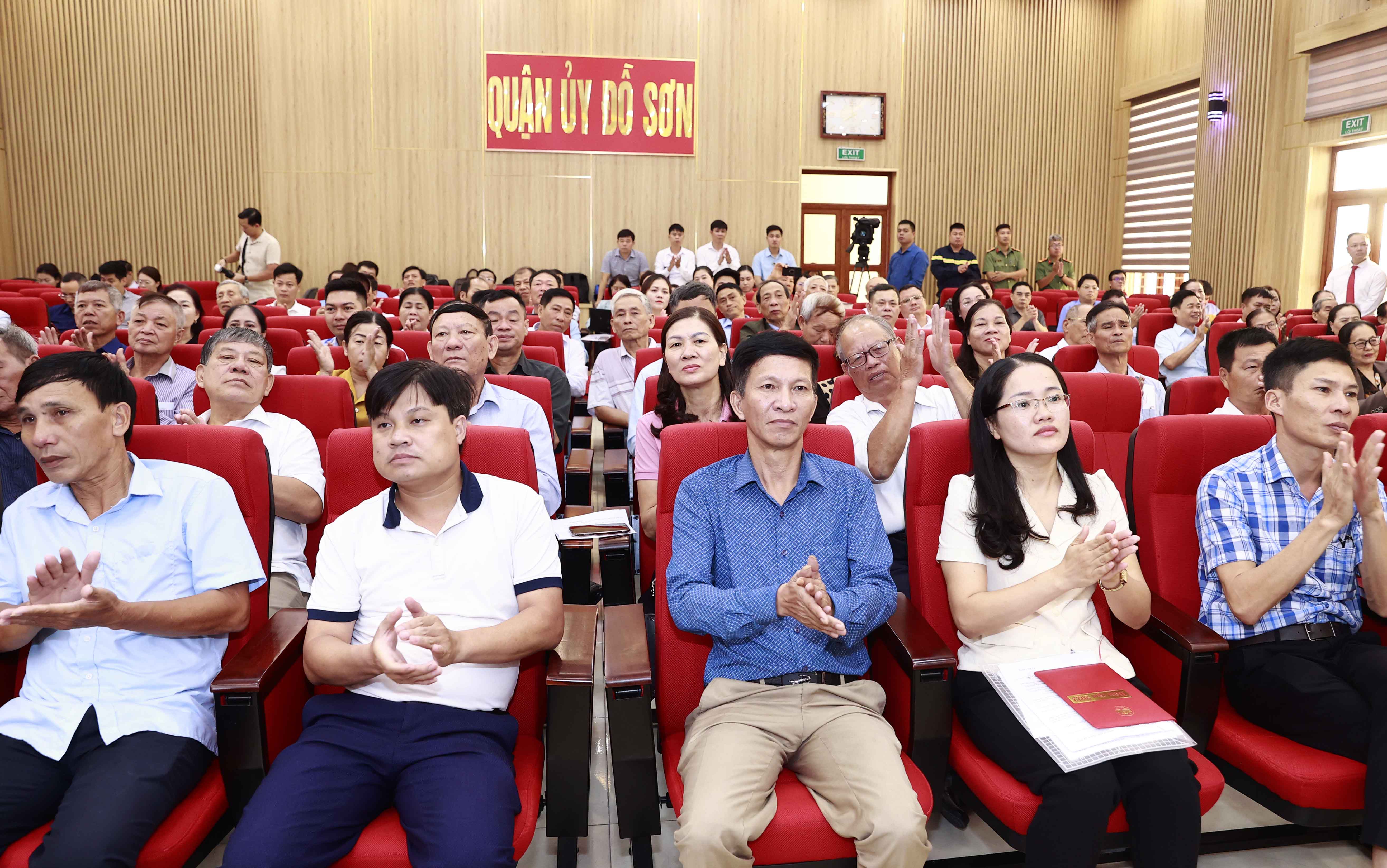 Sáng 14/10, Chủ tịch Quốc hội Vương Đình Huệ tiếp xúc với cử tri TP Hải Phòng tại quận Đồ Sơn về các nội dung liên quan đến Kỳ họp thứ 6, Quốc hội khóa XV sắp diễn ra. Ảnh: Quốc hội