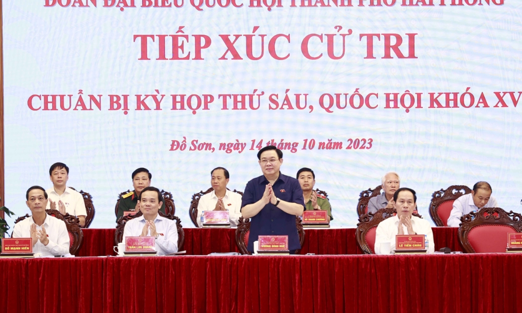 Chủ tịch Quốc hội cùng các đại biểu Quốc hội tại buổi tiếp xúc cử tri. Ảnh: Quốc hội