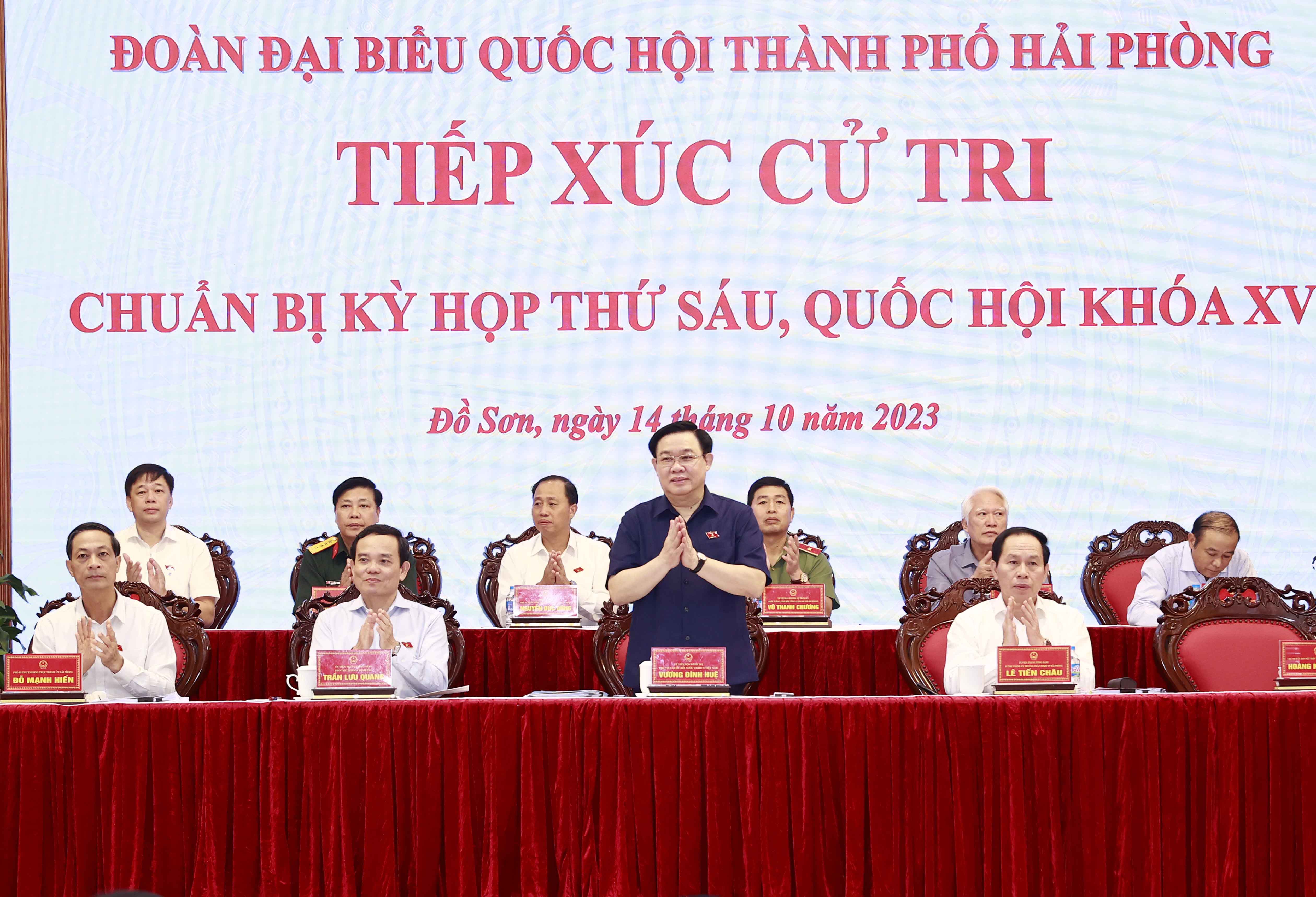 Chủ tịch Quốc hội cùng các đại biểu Quốc hội tại buổi tiếp xúc cử tri. Ảnh: Quốc hội