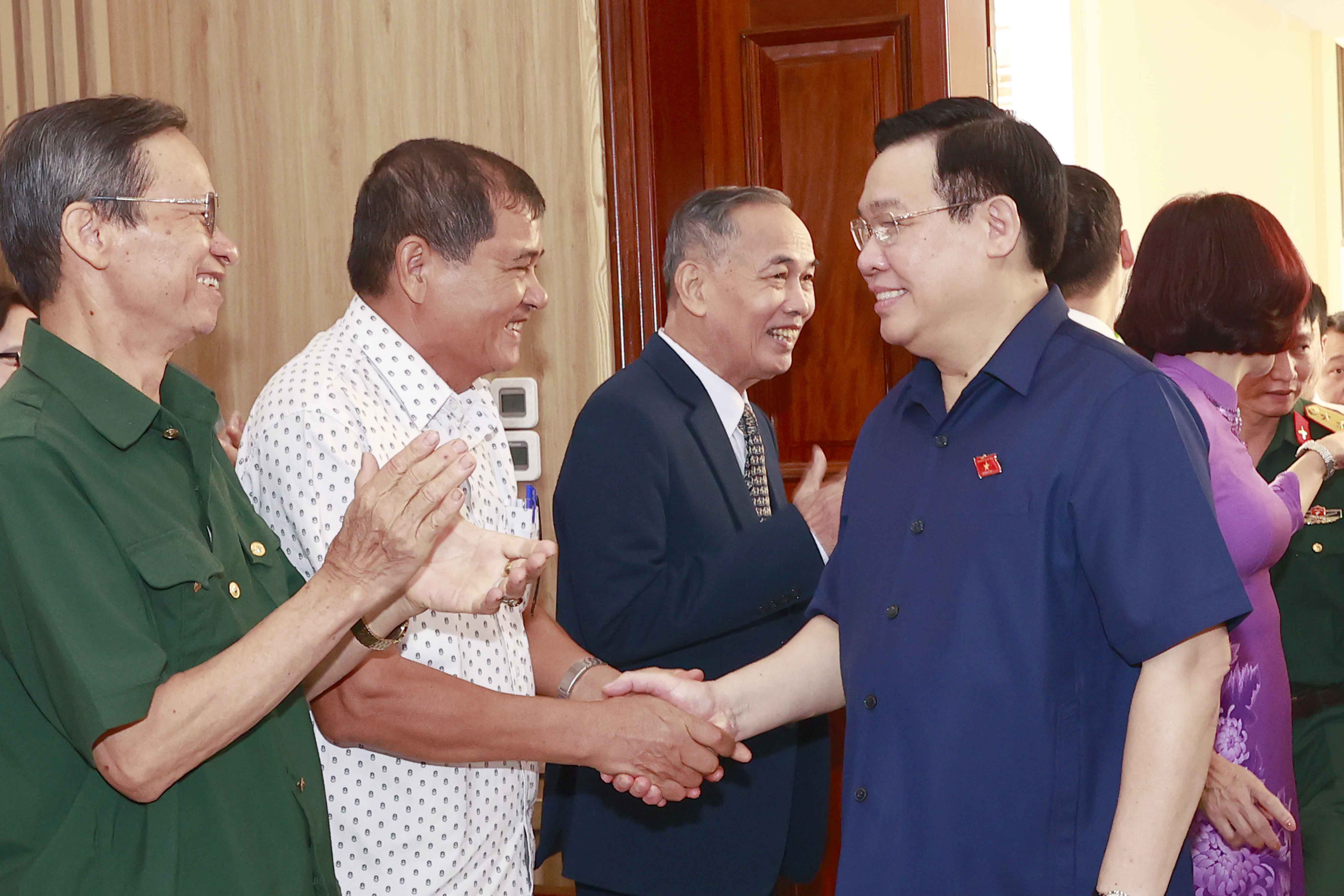 Chủ tịch Quốc hội Vương Đình Huệ tiếp xúc cử tri trước Kỳ họp thứ 6. Ảnh: Quốc hội