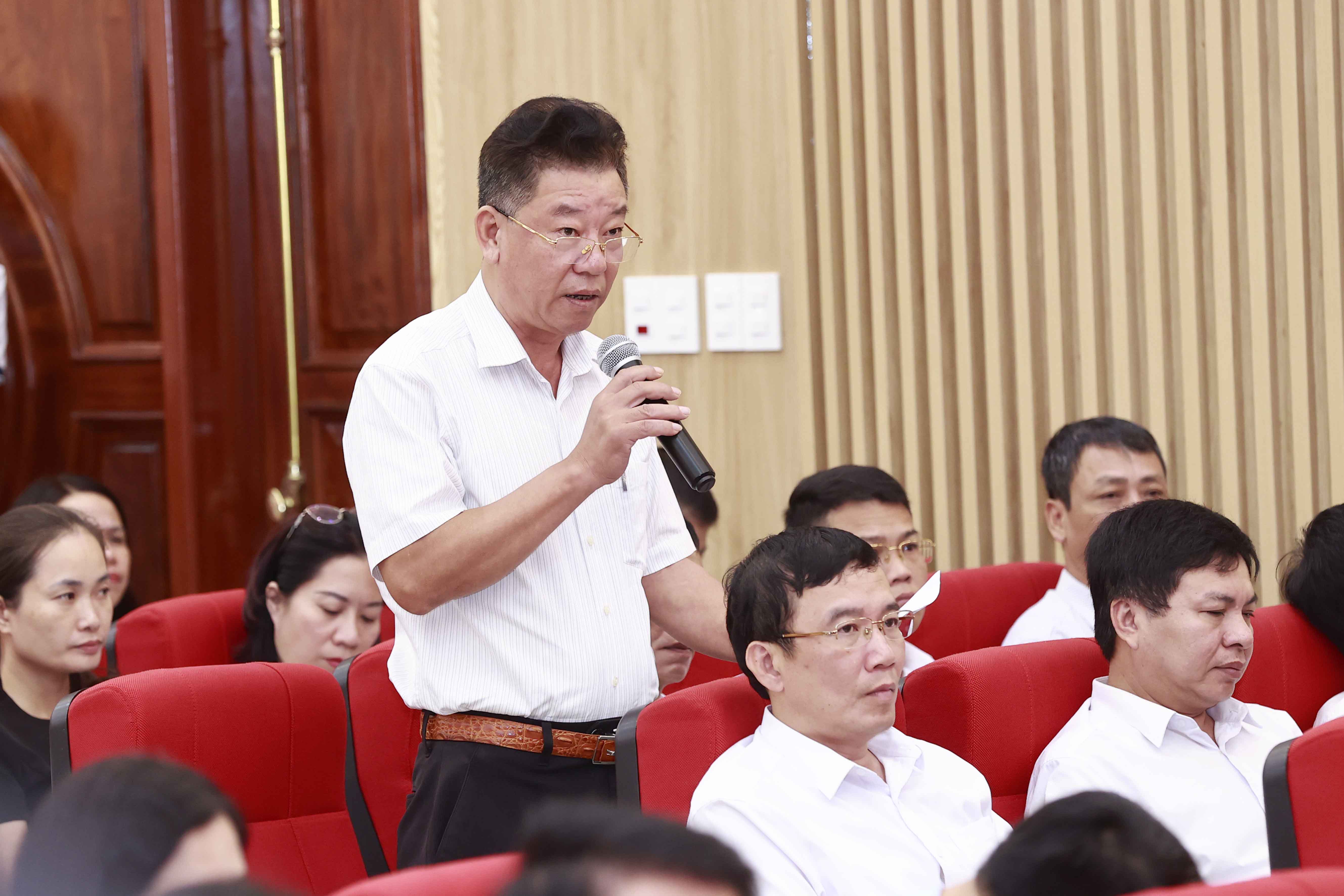 Cử tri ph&aacute;t biểu &yacute; kiến. Ảnh: Quốc hội