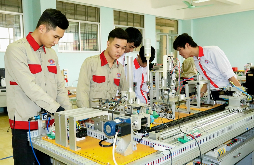 Đưa sinh viên vào thực tế tại doanh nghiệp.