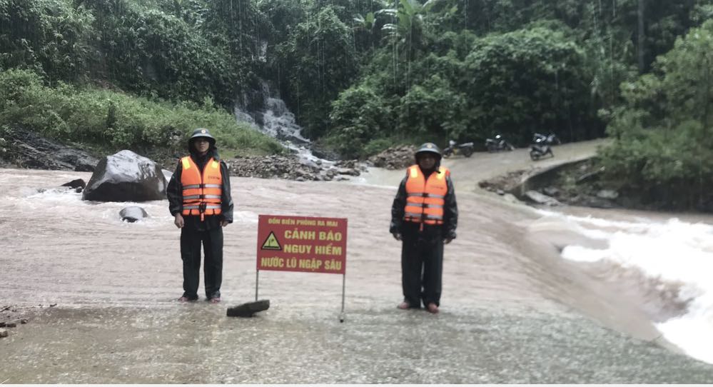Lực lượng Bộ đội Biên phòng Quảng Bình lập chốt trực tại các điểm ngầm tràn bị lũ ngập, chảy xiết để ngăn người, phương tiện qua lại. Ảnh: T. Đức