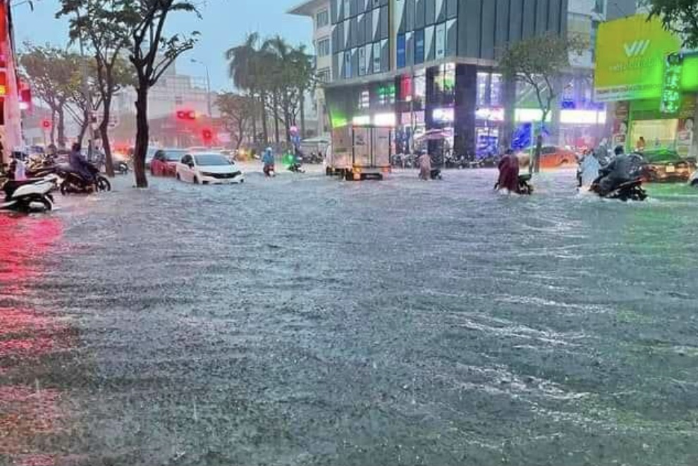 Góc Đường Nguyễn Văn Linh-Hàm Nghi ngập sâu trong nước.