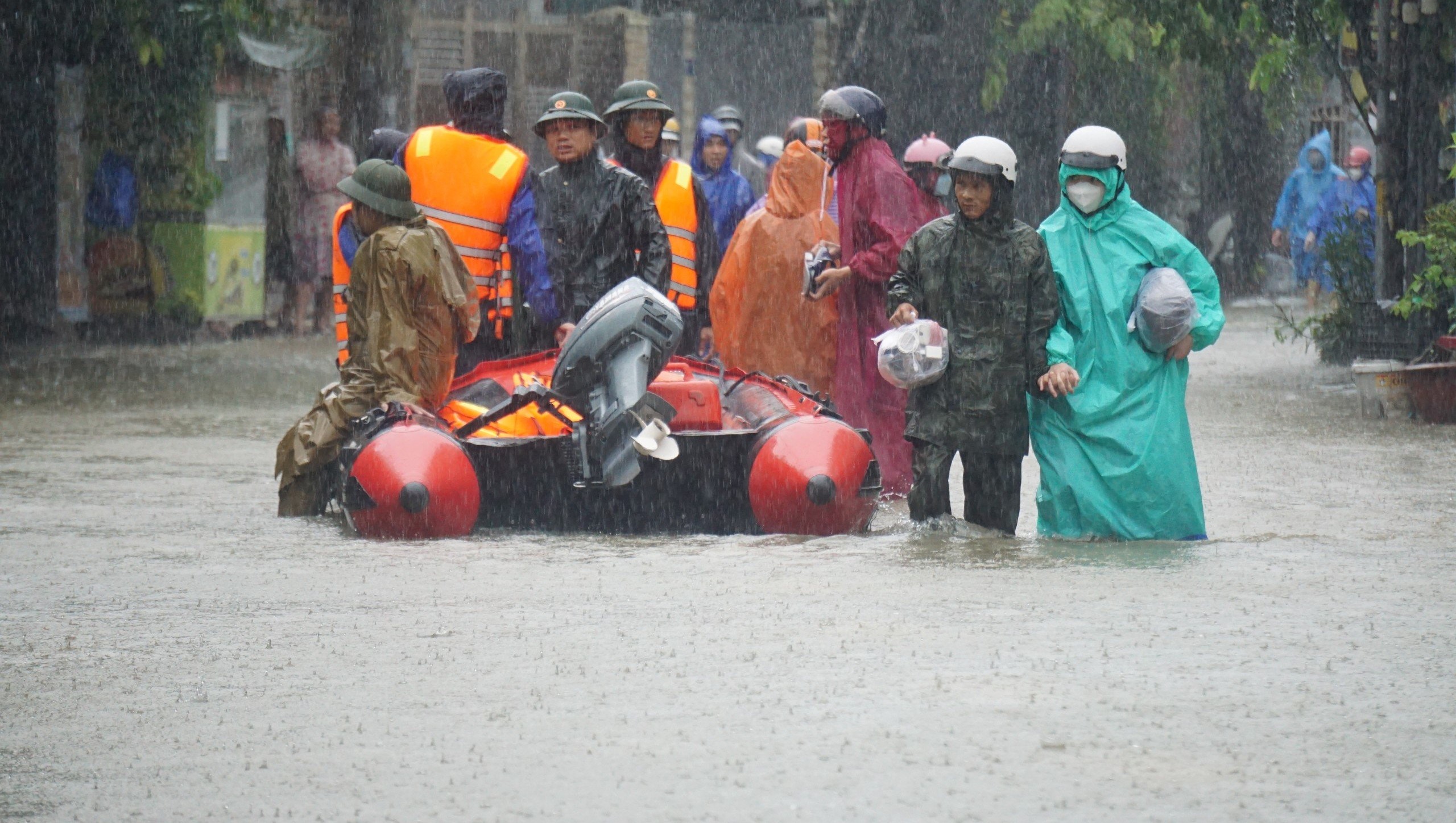 Đã có 3.763 người dân Đà Nẵng được sơ tán đến nơi an toàn. Ảnh: Tấn Việt