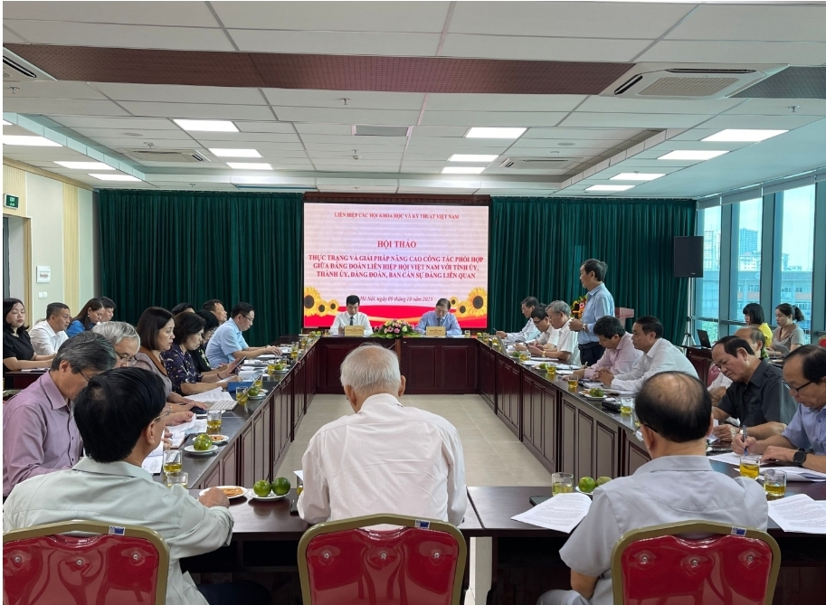 C&aacute;c chuy&ecirc;n gia đ&oacute;ng g&oacute;p &yacute; kiến tại hội thảo