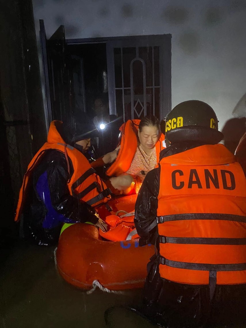 Lực lượng chức năng th&agrave;nh phố Đ&agrave; Nẵng đưa người d&acirc;n ra khỏi khu vực bị ngập s&acirc;u