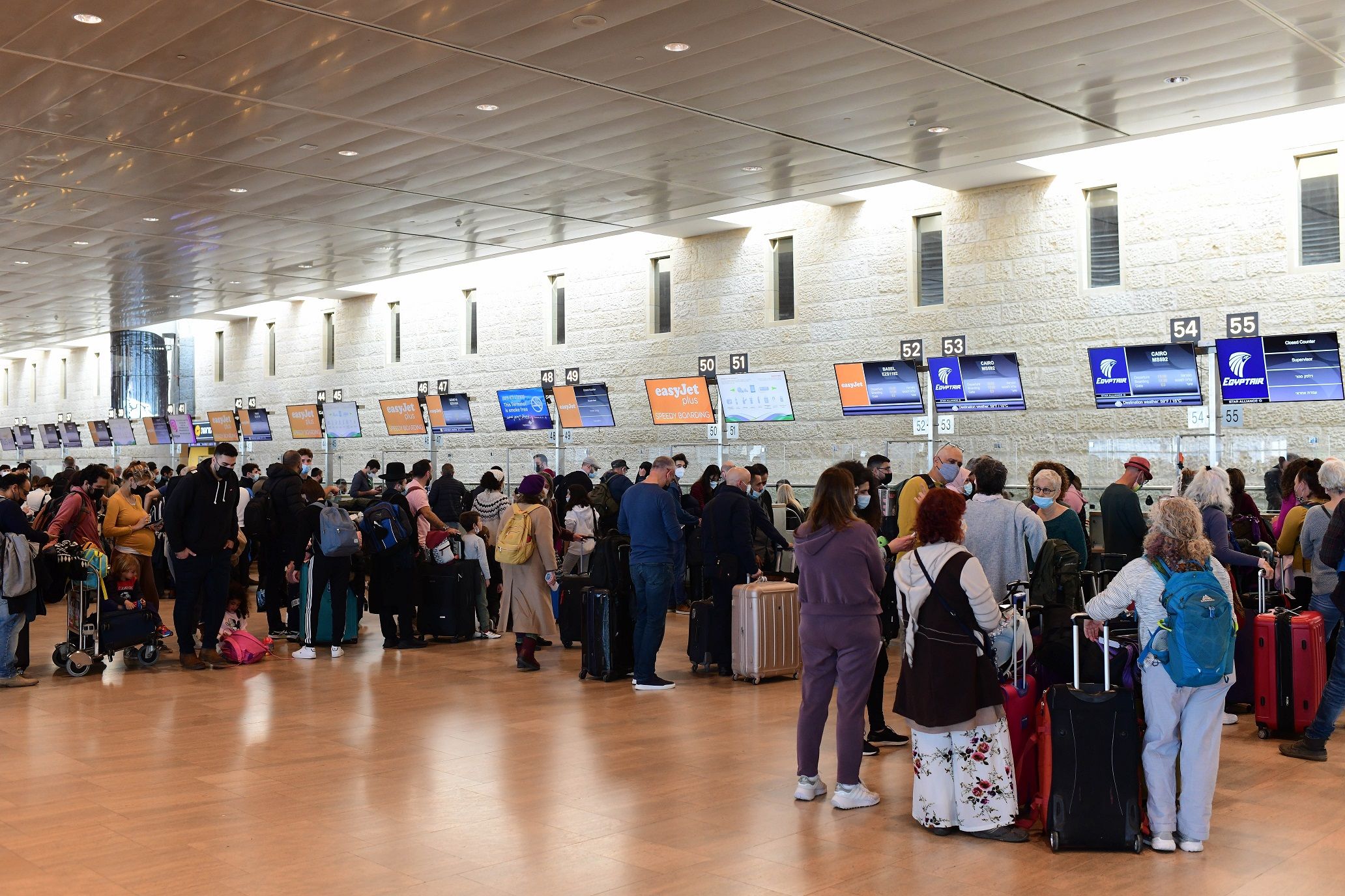Sân bay quốc tế Ben Gurion chật cứng hành khách nóng lòng muốn rời đi với tâm trạng đầy bất ổn.