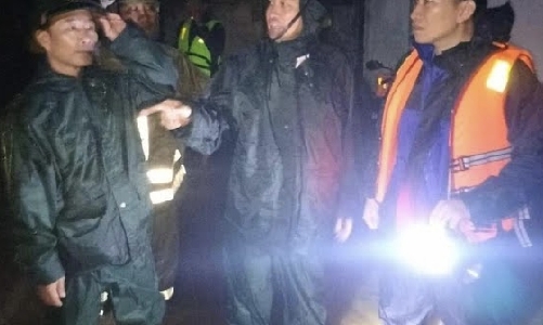 Mưa to kéo dài, nhiều tuyến đường và khu dân cư ở Đà Nẵng ngập sâu trong nước