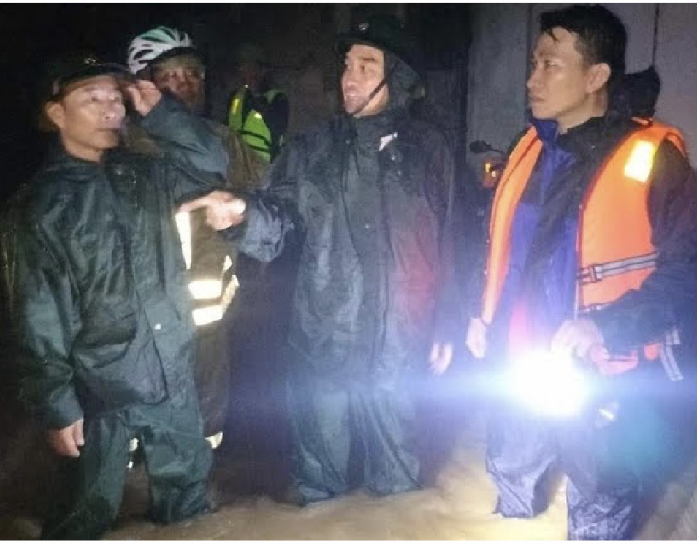 Chủ tịch UBND TP> Đà Nẵng Lê Trung Chinh chỉ đạo giúp dân tránh lũ.