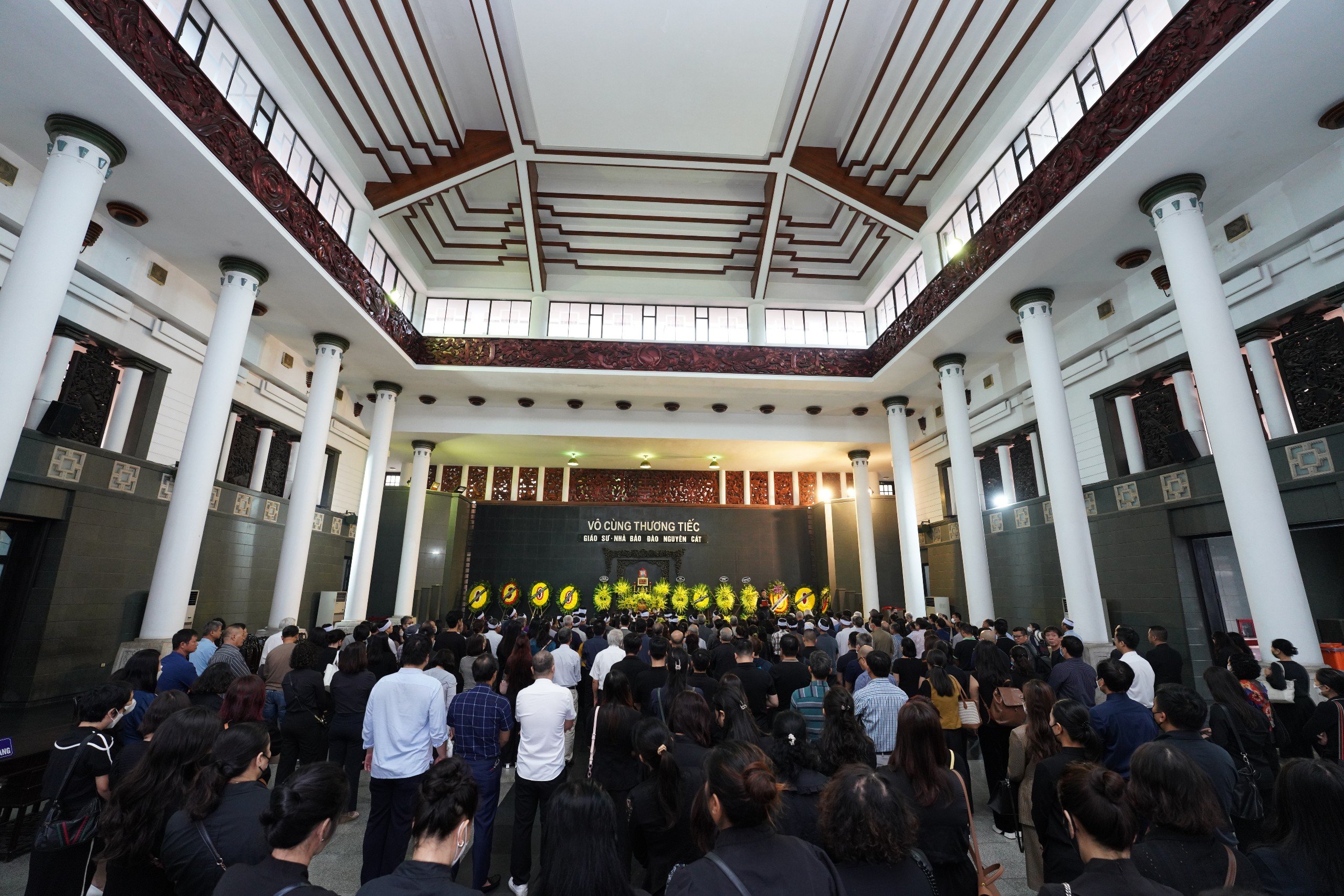 Sáng ngày 12/10, Lễ tang GS. Nhà báo Đào Nguyên Cát đã được tổ chức trang nghiêm tại Nhà tang lễ Quốc gia.