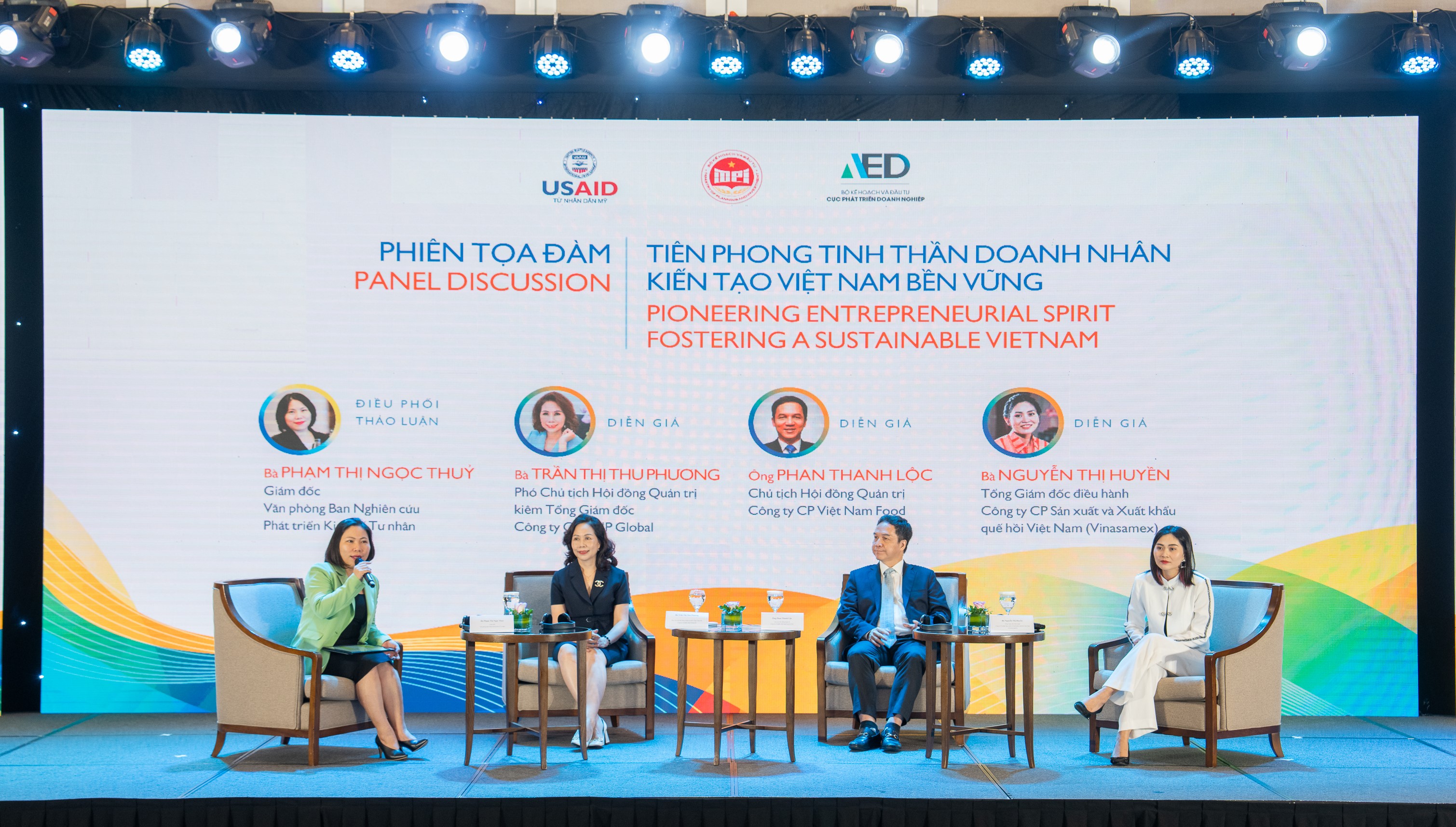 Các diễn giả tham gia phiên Tọa đàm “Tiên phong tinh thần doanh nhân, kiến tạo Việt Nam bền vững”.