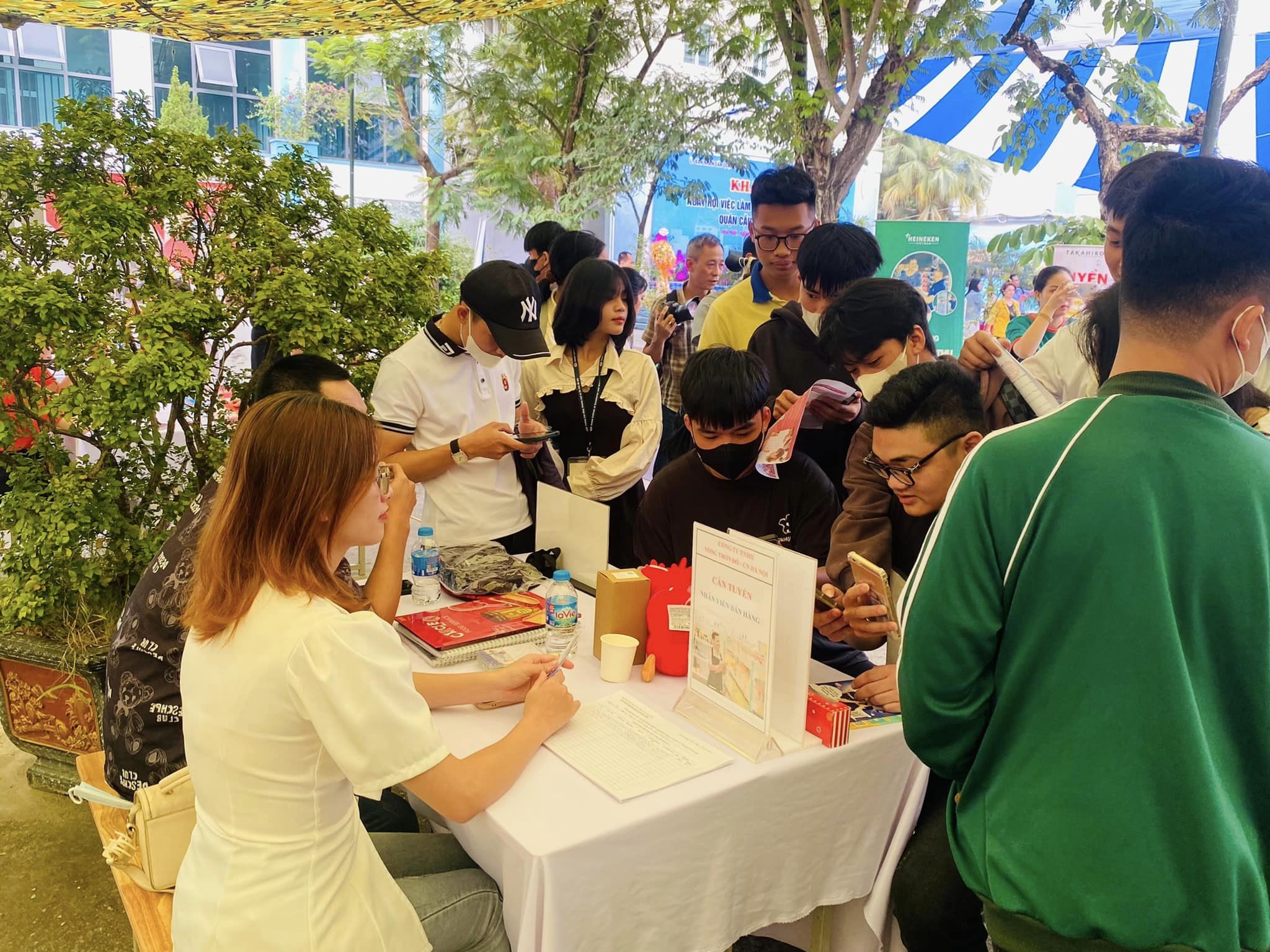 Nhiều doanh nghiệp tuyển dụng các công việc thời vụ, bán thời gian thích hợp cho sinh viên dịp cuối năm.