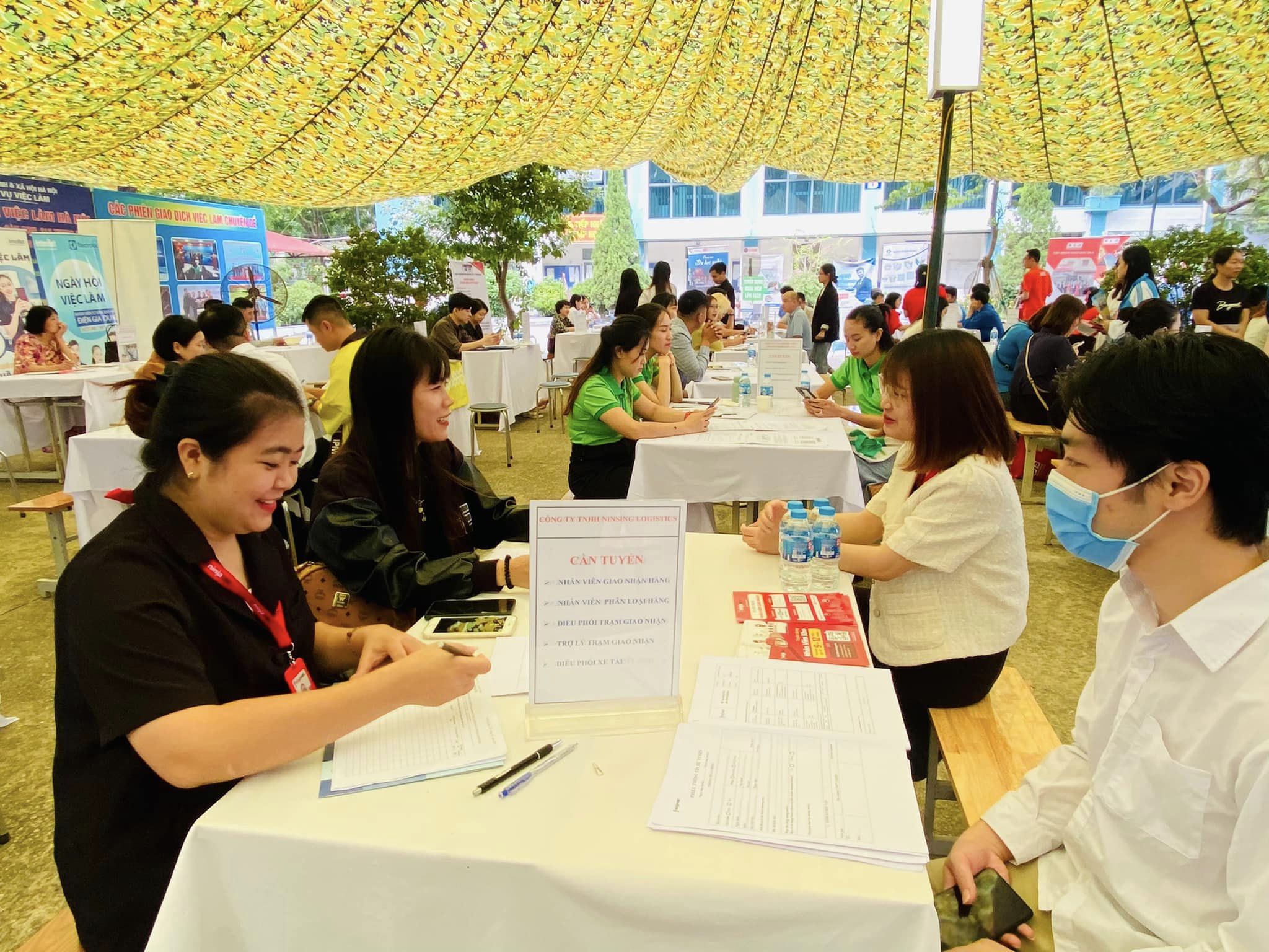 Các doanh nghiệp tham gia tuyển dụng.