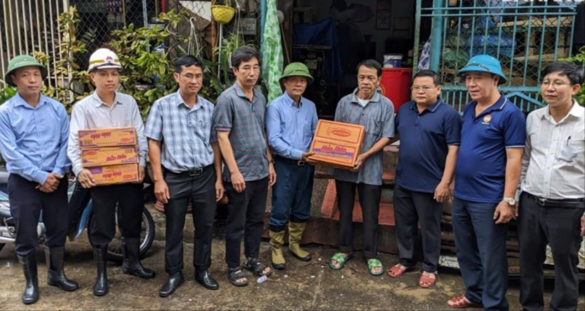 Đo&agrave;n c&ocirc;ng t&aacute;c động vi&ecirc;n, tặng nhu yếu phẩm&nbsp;cho hộ gia đ&igrave;nh vừa bị ngập lụt s&acirc;u ở quận Thanh Kh&ecirc;.