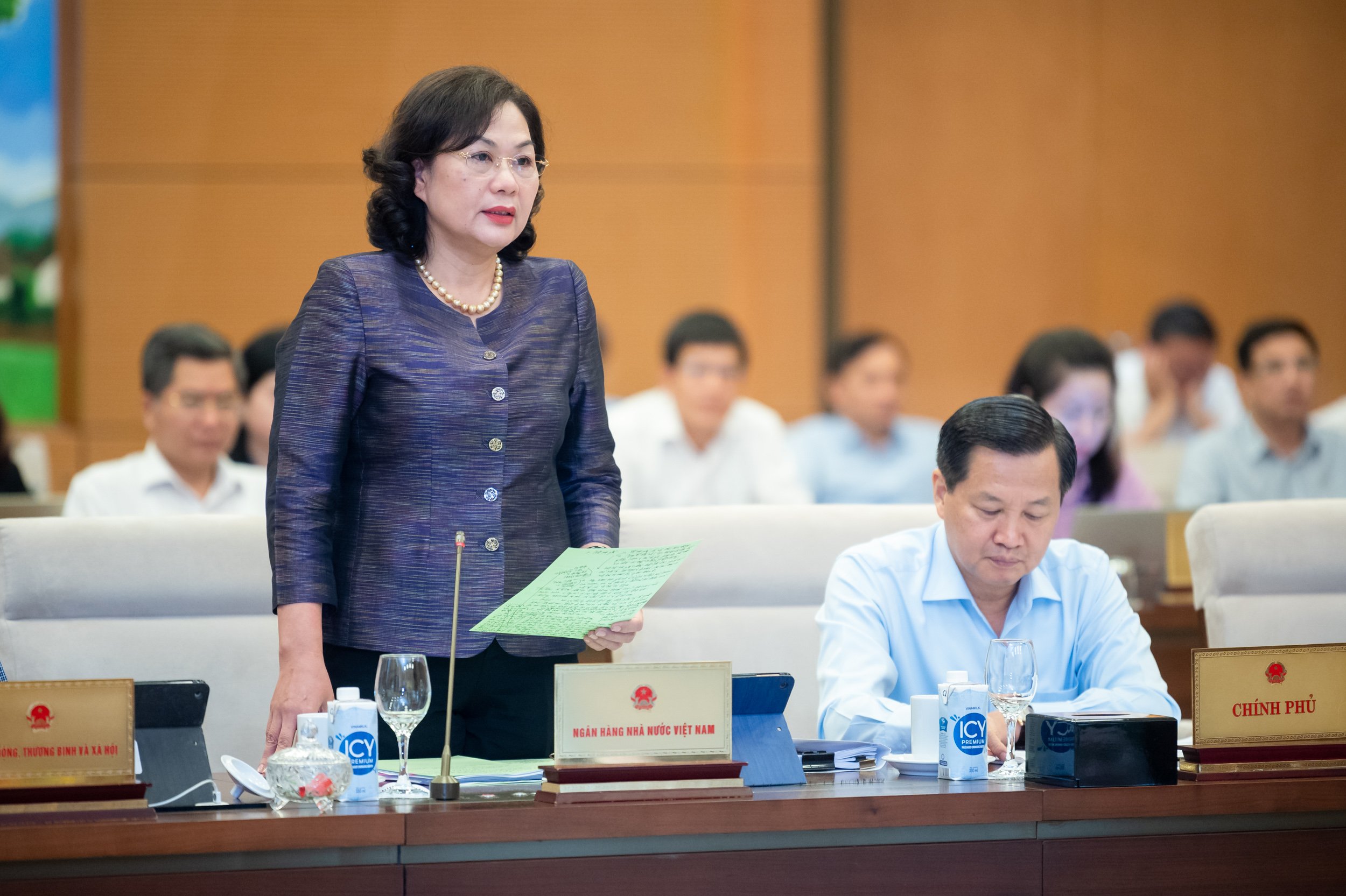 Thống đốc Ngân hàng Nhà nước Nguyễn Thị Hồng phát biểu tại  phiên họp sáng 16/10 của Ủy ban Thường vụ Quốc hội. Ảnh: Cổng Thông tin Quốc hội. 