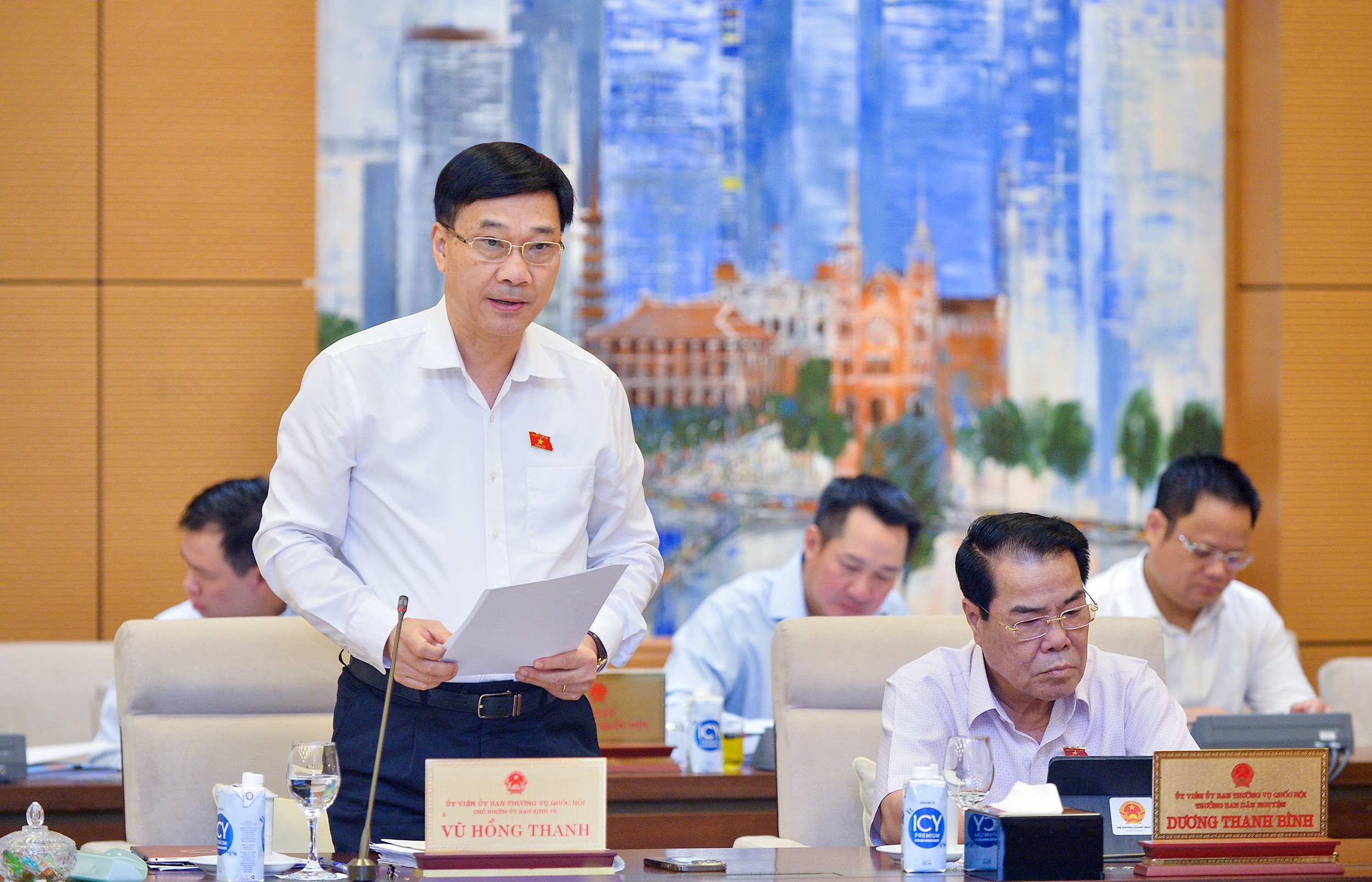 Chủ nhiệm Ủy ban Kinh tế của Quốc hội Vũ Hồng Thanh trình bày Báo cáo tóm tắt thẩm tra. Ảnh: Quốc hội