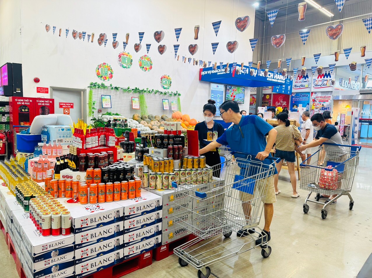 Các hệ thống siêu thị vẫn đang cố gắng giữ giá và thực hiện nhiều chương trình khuyến mãi để cải thiện sức mua, thu hút người tiêu dùng.