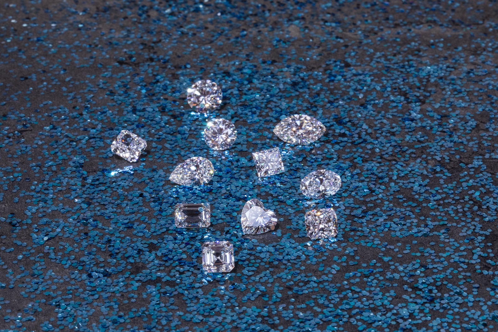 Kim cương nh&acirc;n tạo c&oacute; cấu tr&uacute;c về mặt h&oacute;a học giống hệt với kim cương được đ&agrave;o l&ecirc;n từ l&ograve;ng đất.