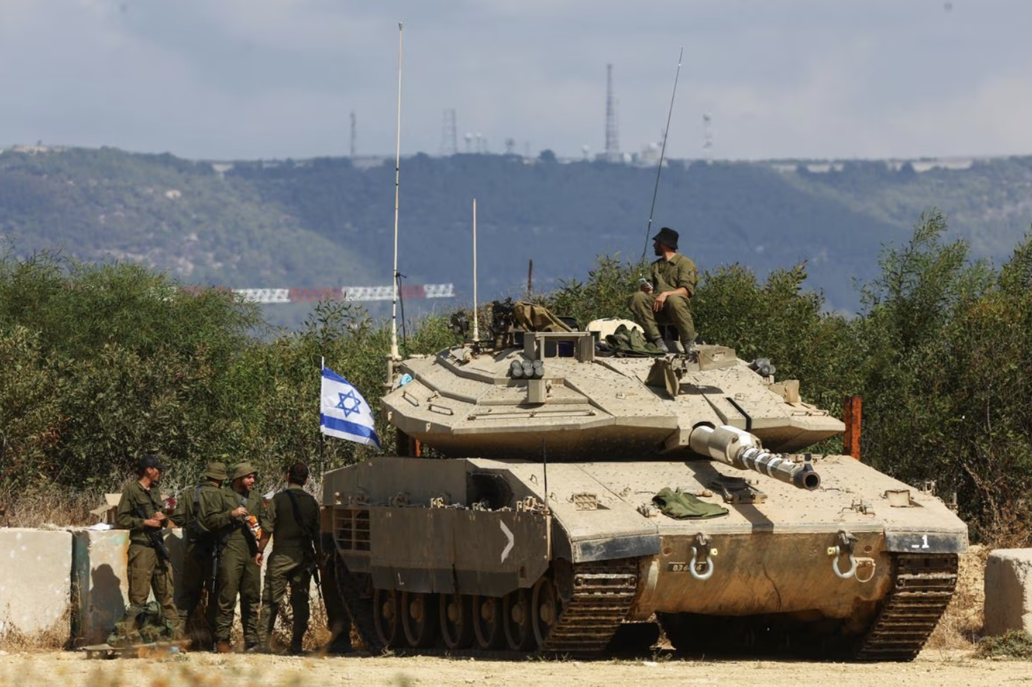 Xe tăng và binh sỹ Israel ở biên giới giữa nước này với Lebanon ngày 16/10 - Ảnh: Reuters.