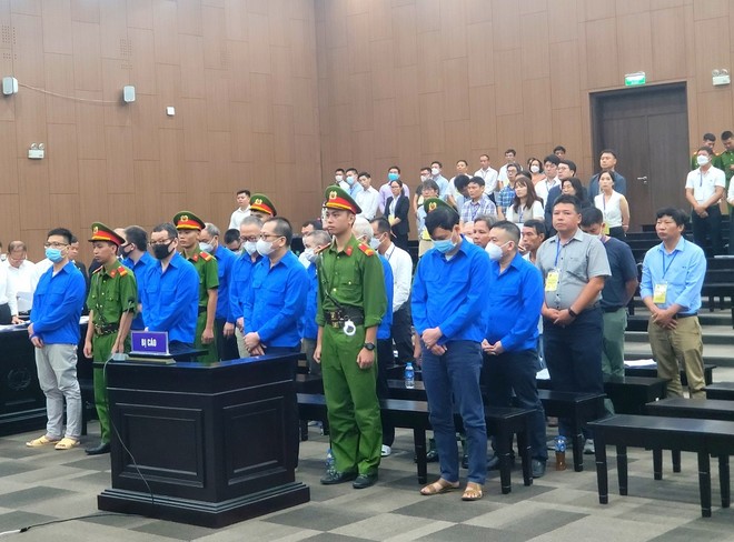 Các bị cáo hầu tòa.