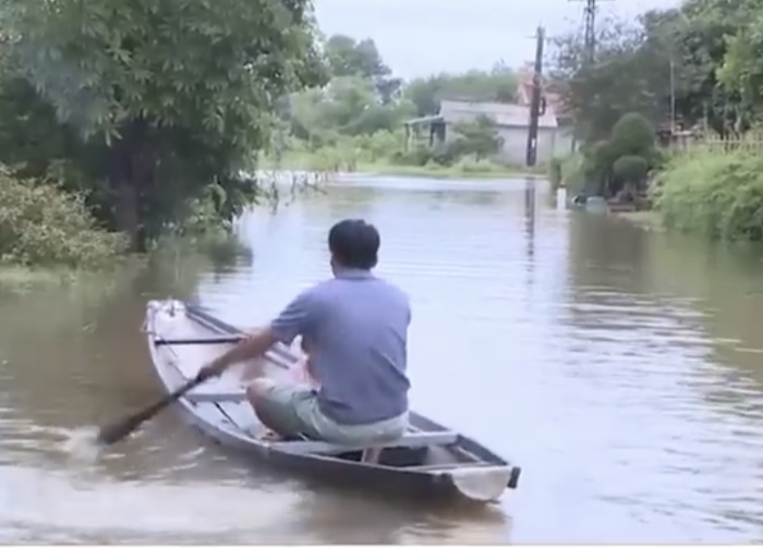 Một tuyến đường tỉnh lộ ở Thừa Thiên Huế bị ngập sâu trong nước.