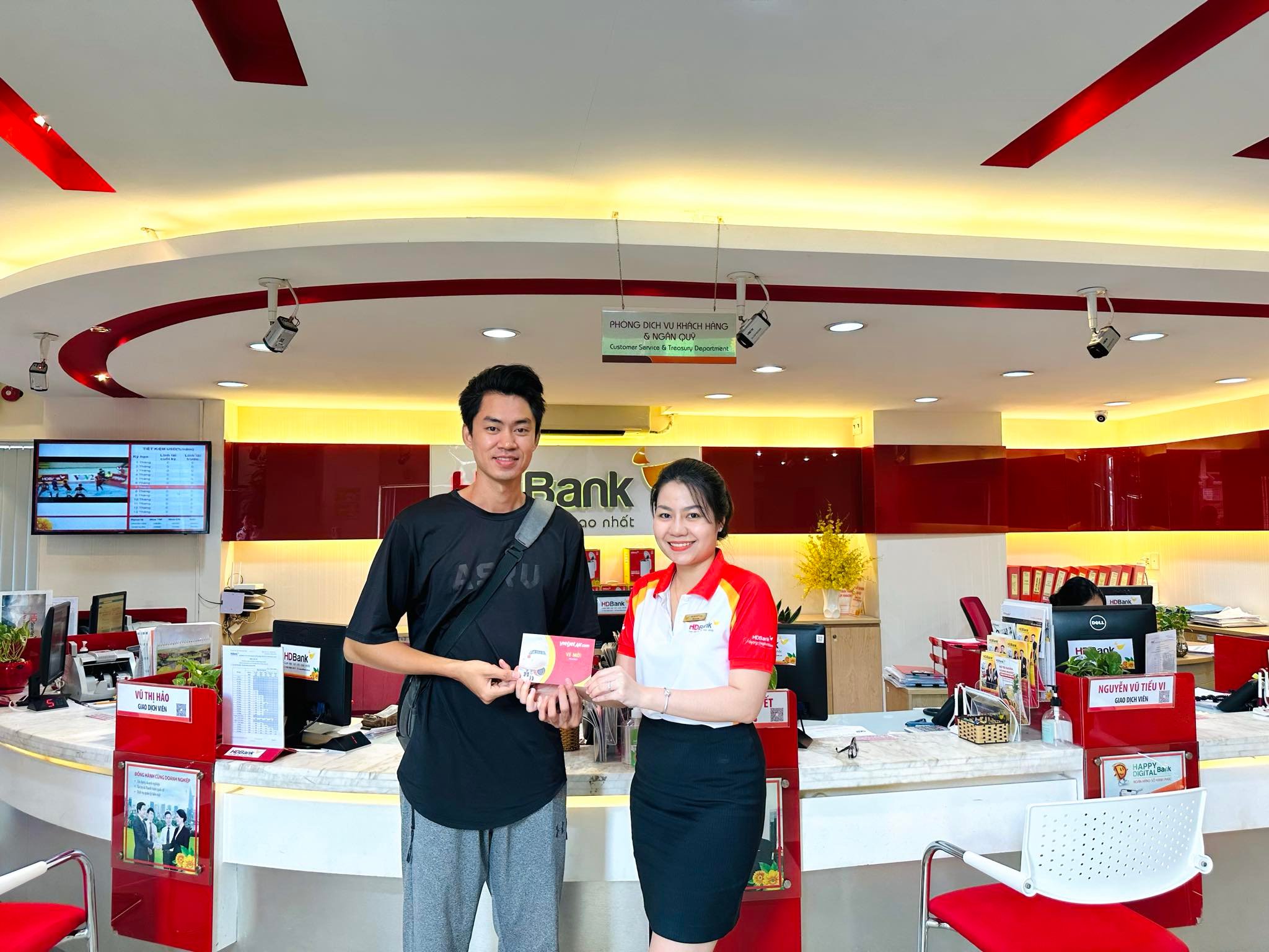 Khách hàng Trần Đức Luân là một trong những chủ nhân đầu tiên trúng vé bay khứ hồi 0 đồng của chương trình “Vòng quay may mắn HDBank Vietjet Air”.