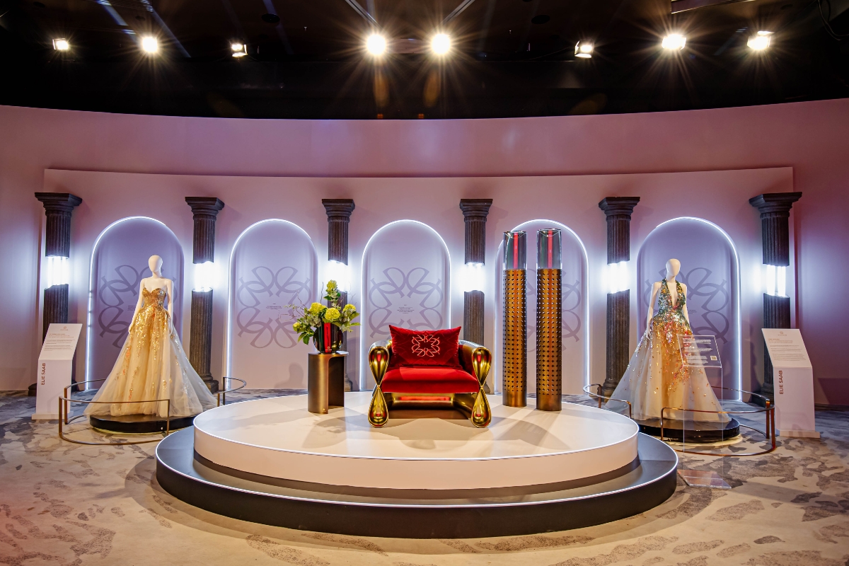 Một trong những điểm nhấn của triển l&atilde;m l&agrave; chiếc ghế 'L'Infini' &ndash; tuyệt t&aacute;c độc nhất tr&ecirc;n thế giới được kiến tạo bởi Bậc thầy Thời trang ELIE SAAB v&agrave; NTK Nội thất h&agrave;ng đầu người &Yacute; Carlo Colombo.