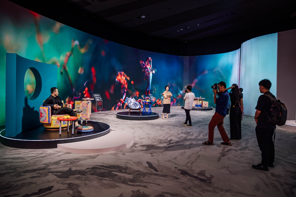 Nội thất trưng b&agrave;y trong kh&ocirc;ng gian của t&aacute;c phẩm Splendid kết hợp giữa nhiếp ảnh gia Chiron Dương v&agrave; Callimotion Studio, lấy cảm hứng từ nghệ thuật tranh k&iacute;nh Ch&acirc;u &Acirc;u, kết hợp giữa nhiếp ảnh phơi s&aacute;ng v&agrave; c&ocirc;ng nghệ AI, nền nhạc đậm tinh thần thời trang đương đại của nghệ sĩ Th&agrave;nh Chu.