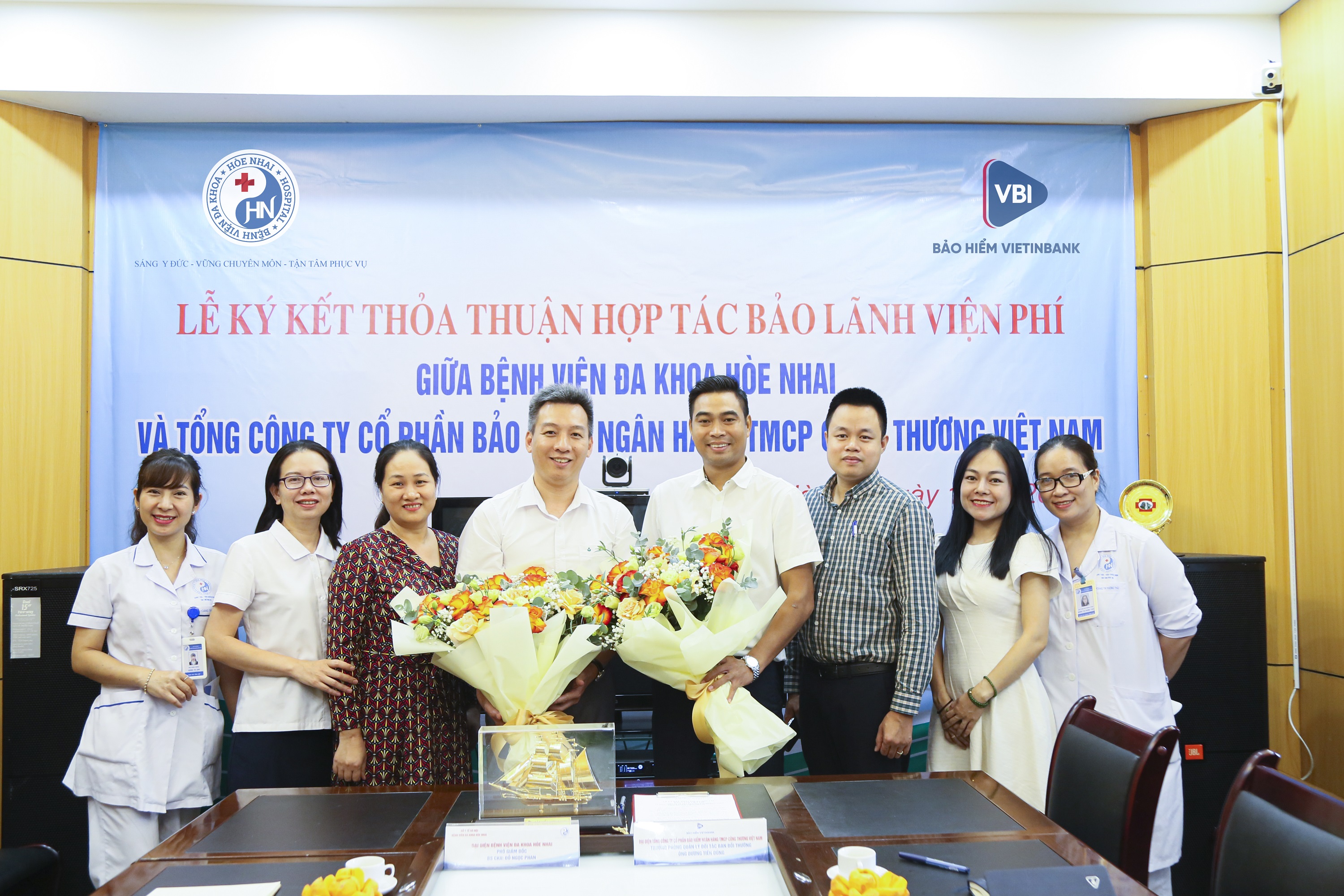 Đại diện hai đơn vị chụp ảnh kỉ niệm tại buổi lễ.