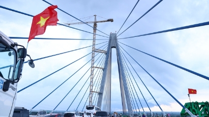 Segments of My Thuan 2 Bridge come together