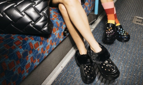 Thương hiệu giày dép “xấu lạ”: Còn tranh cãi là còn tăng doanh thu