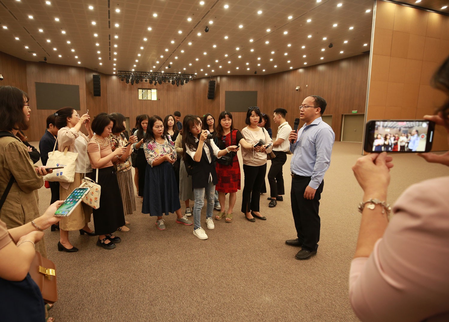 &Ocirc;ng Vũ Quốc Huy, Gi&aacute;m đốc Trung t&acirc;m Đổi mới s&aacute;ng tạo quốc gia (NIC), giới thiệu với b&aacute;o ch&iacute; về c&aacute;c khu chức năng của NIC.