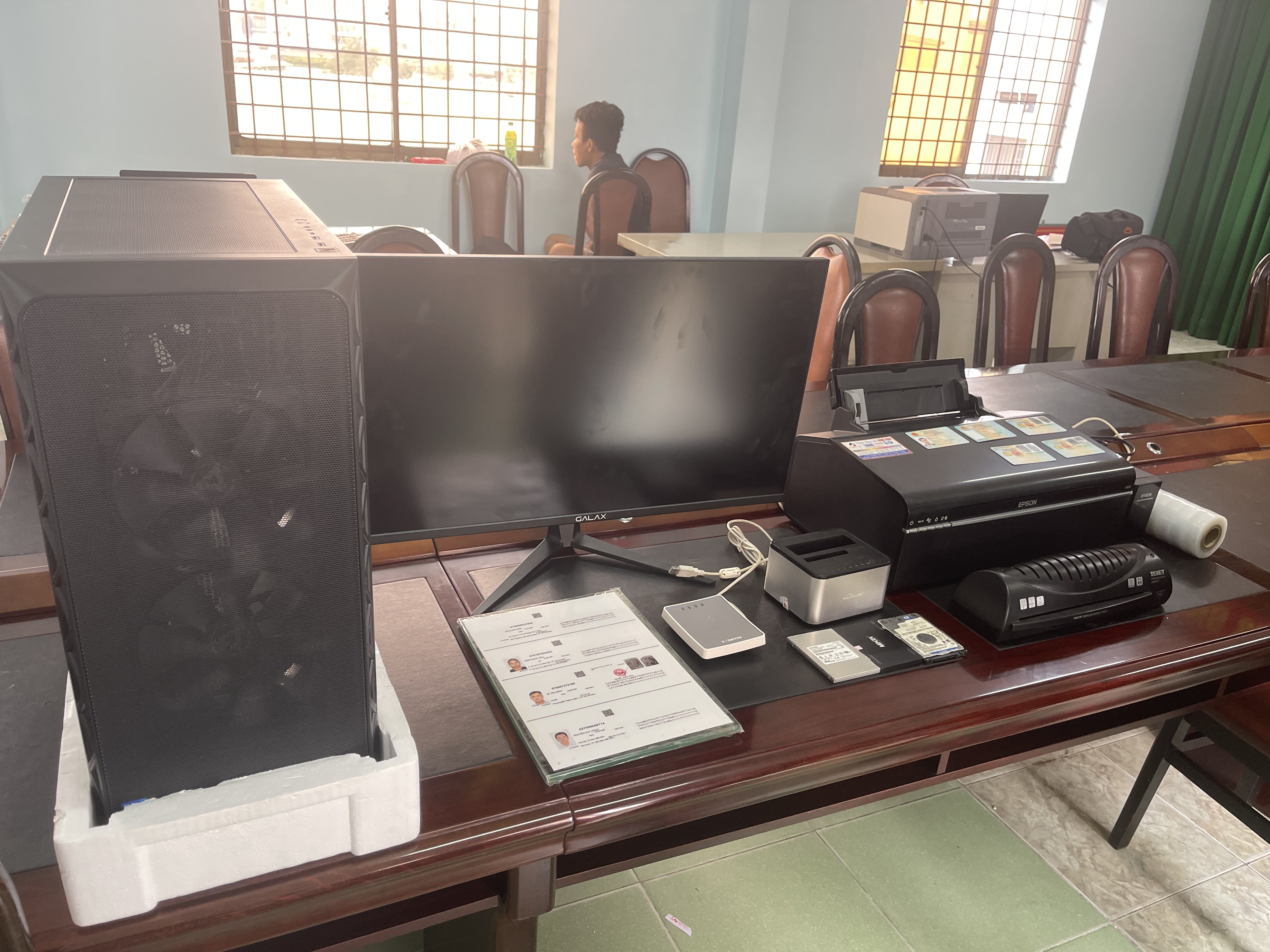 Công an khám xét nơi ở thuê của các đối tượng và thu giữ tang vật. 