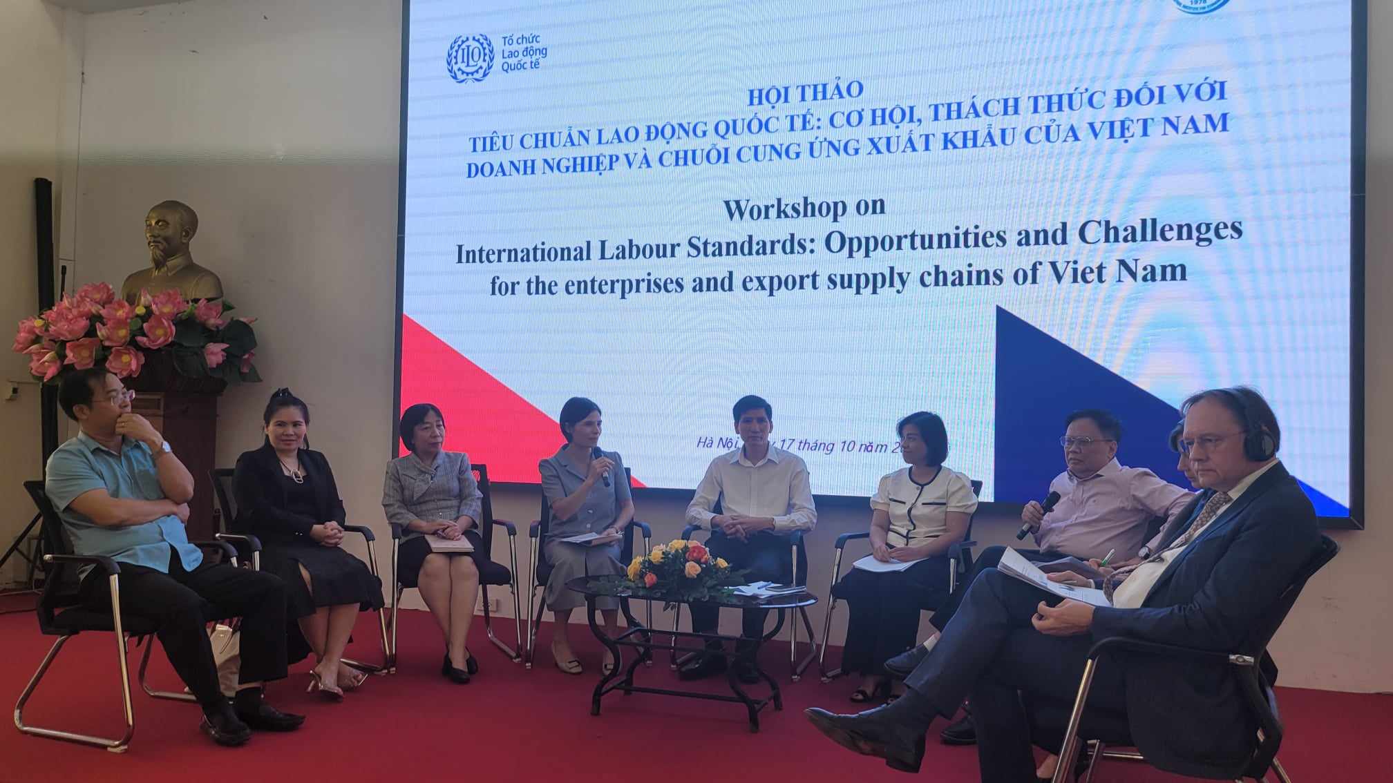 C&aacute;c diễn giả trao đổi tại tọa đ&agrave;m.