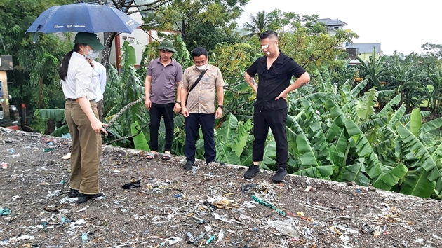 &nbsp;Đo&agrave;n kiểm tra ph&aacute;t hiện tro, xỉ từ C&ocirc;ng ty TNHH Miza Nghi Sơn đổ thải tại nh&agrave; d&acirc;n x&atilde; T&acirc;n Trường, thị x&atilde; Nghi Sơn