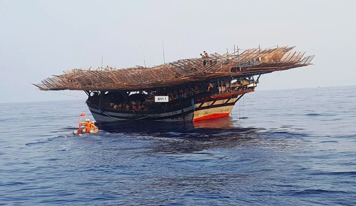Tàu QNa-90129 bị hỏng máy chính, trôi dạt trên biển. Ảnh: MRCC
