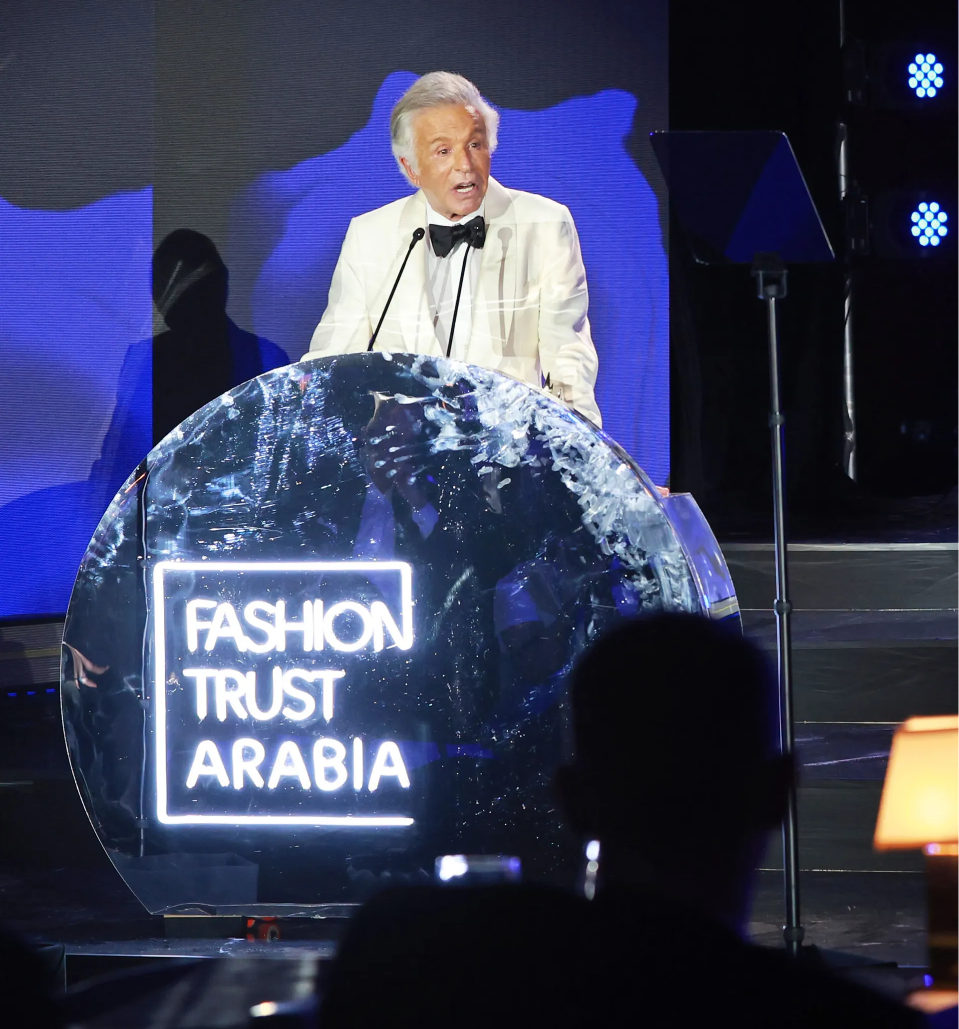 Lễ trao giải Fashion Trust Arabia (FTA), dự kiến diễn ra v&agrave;o ng&agrave;y 25/10, đ&atilde; th&ocirc;ng b&aacute;o tạm ho&atilde;n.