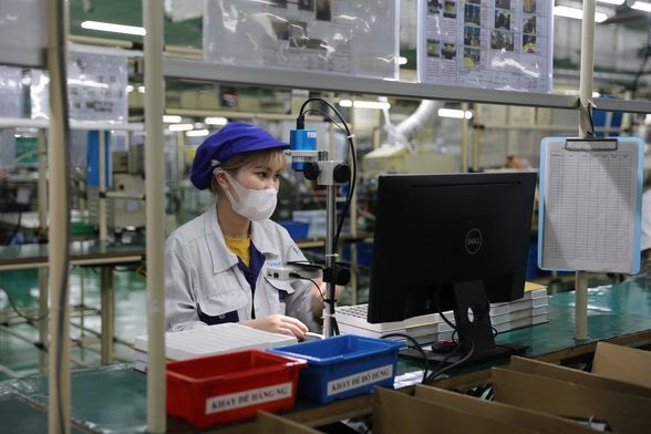 Lao động l&agrave;m việc trong nh&agrave; m&aacute;y. Ảnh - ILO.&nbsp;