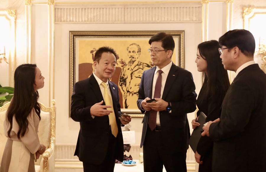 Mr. Do Quang Hien, Chairman of the T&T Group's Strategy Committee ( second from left) and Mr. Bin Dae-in, Chairman of the Board of Directors and CEO of the BNK Financial Group.