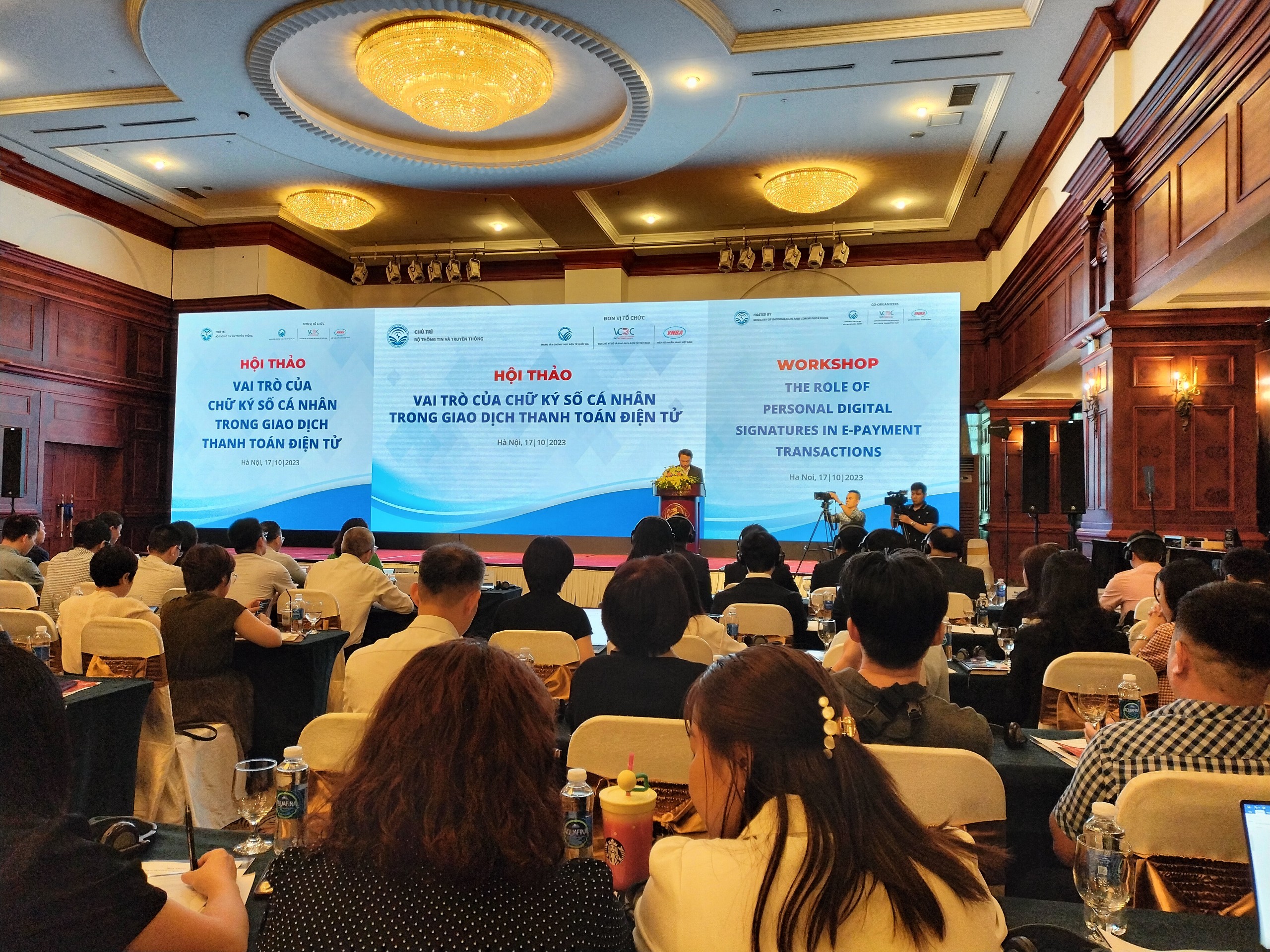 Theo Thứ trưởng Bộ Th&ocirc;ng tin v&agrave; Truyền th&ocirc;ng Nguyễn Huy Dũng, Chữ k&yacute; số l&agrave; 1 trong 8 yếu tố cơ bản để h&igrave;nh th&agrave;nh n&ecirc;n c&ocirc;ng d&acirc;n số v&agrave; x&atilde; hội số.